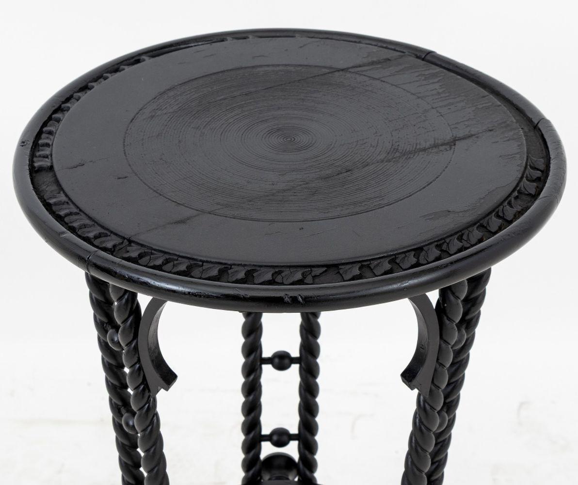 Piédestal américain à trois niveaux en bois peint en noir et en composition, fin du 19e siècle. Le plateau circulaire repose sur des supports tournés en spirale et sur des pieds en forme de griffes et de boules. 36
