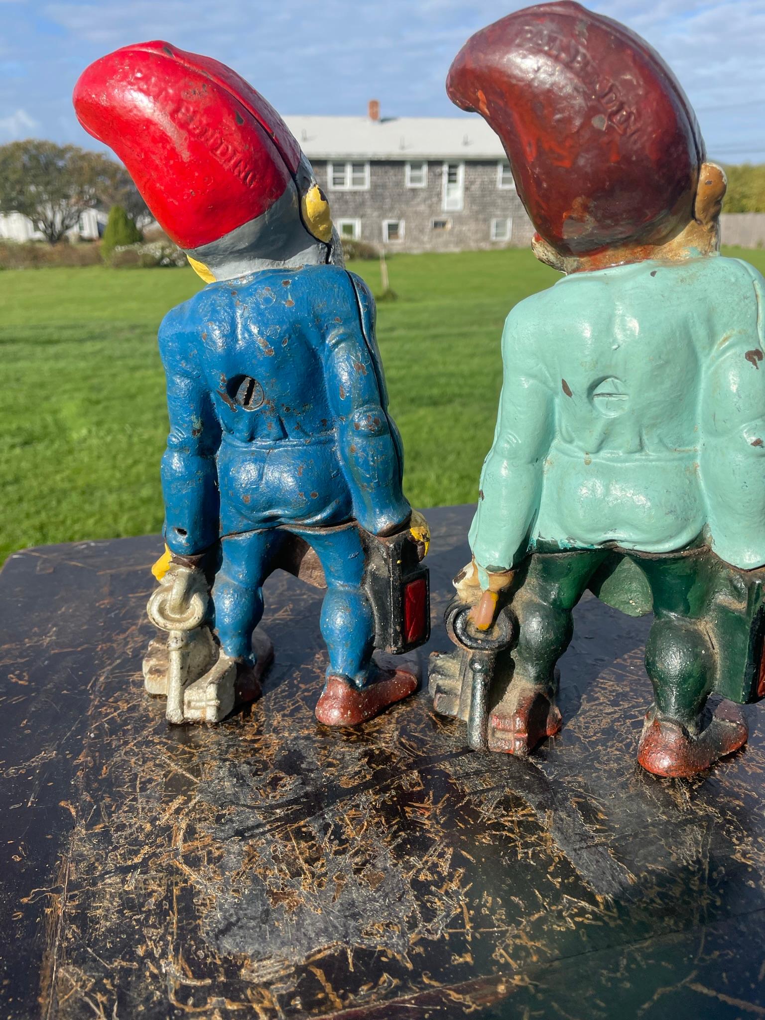 Paire de Gnomes de jardin américains de bonne chance - Gardiens de jardin - Porte-clés en vente 5