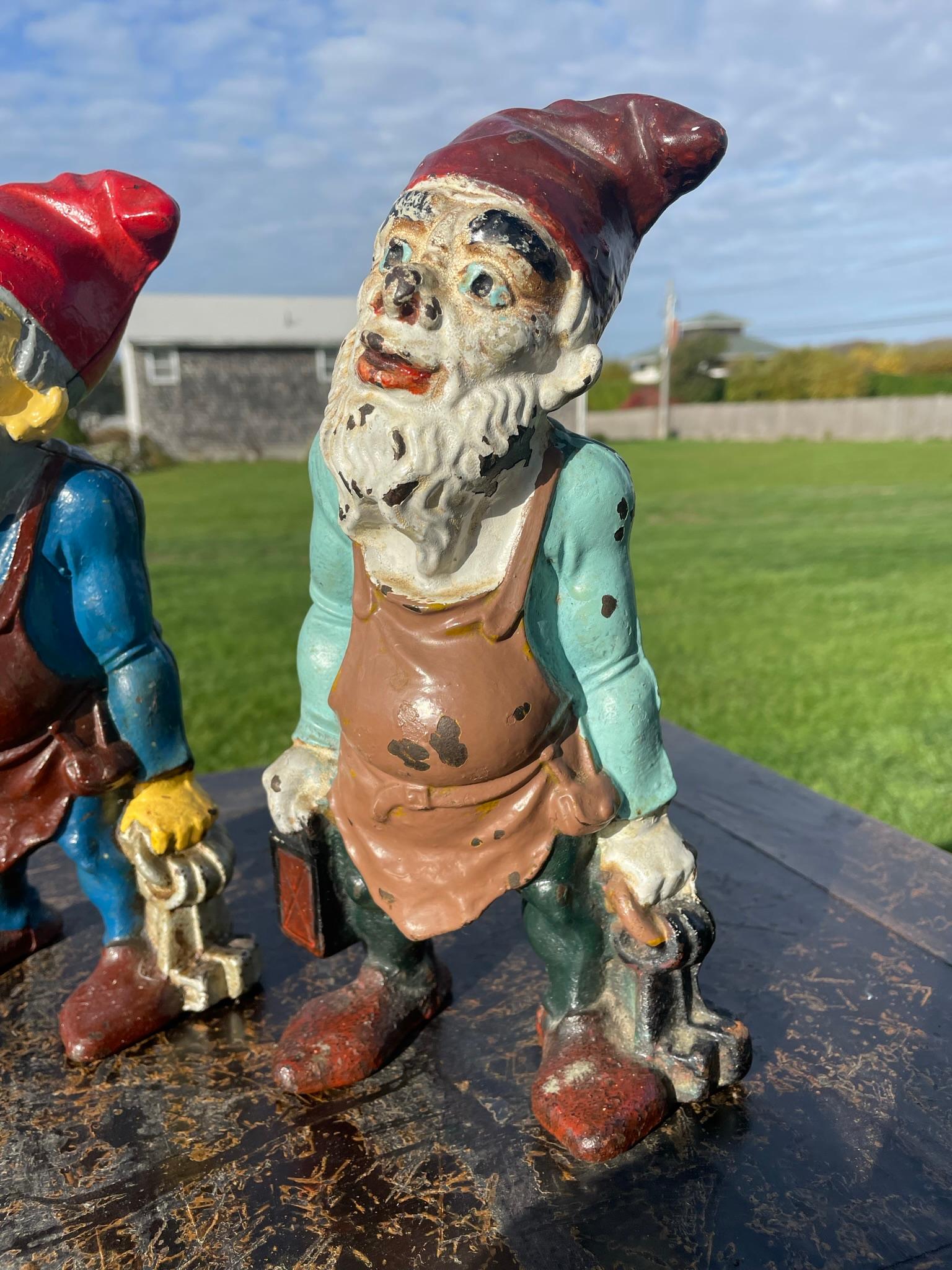Amerikanisches Paar Garden Gnomes Glücks-Gartenschützer-Schlüssel (Gegossen) im Angebot