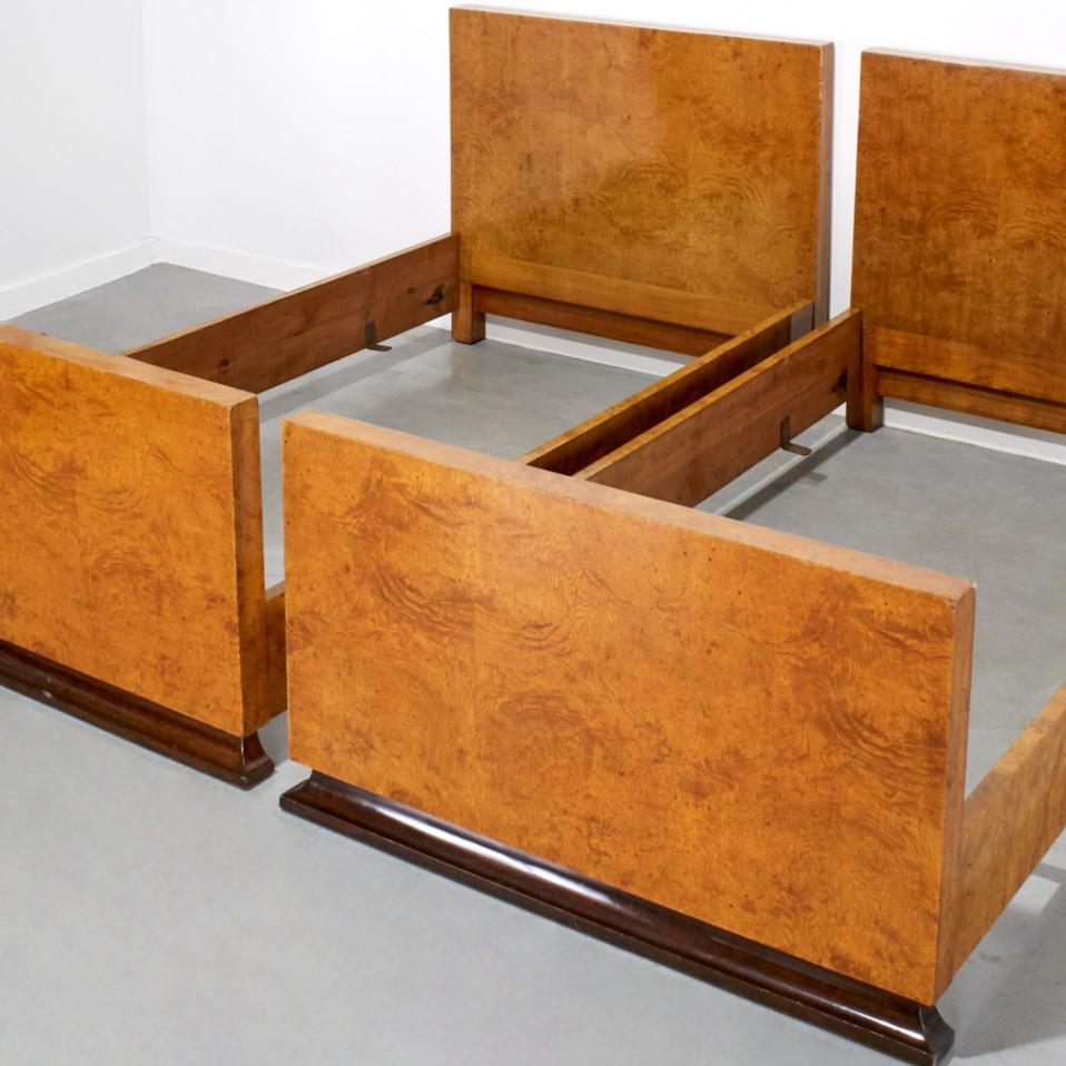 Pair of Art Deco Burlwood Twin Bed Frames on Mahogany Bases, c. 1930s

Description:
A striking and sculptural pair of Art Deco twin bed frames, crafted circa 1930s, featuring beautifully figured burlwood veneer panels and resting on subtly flared