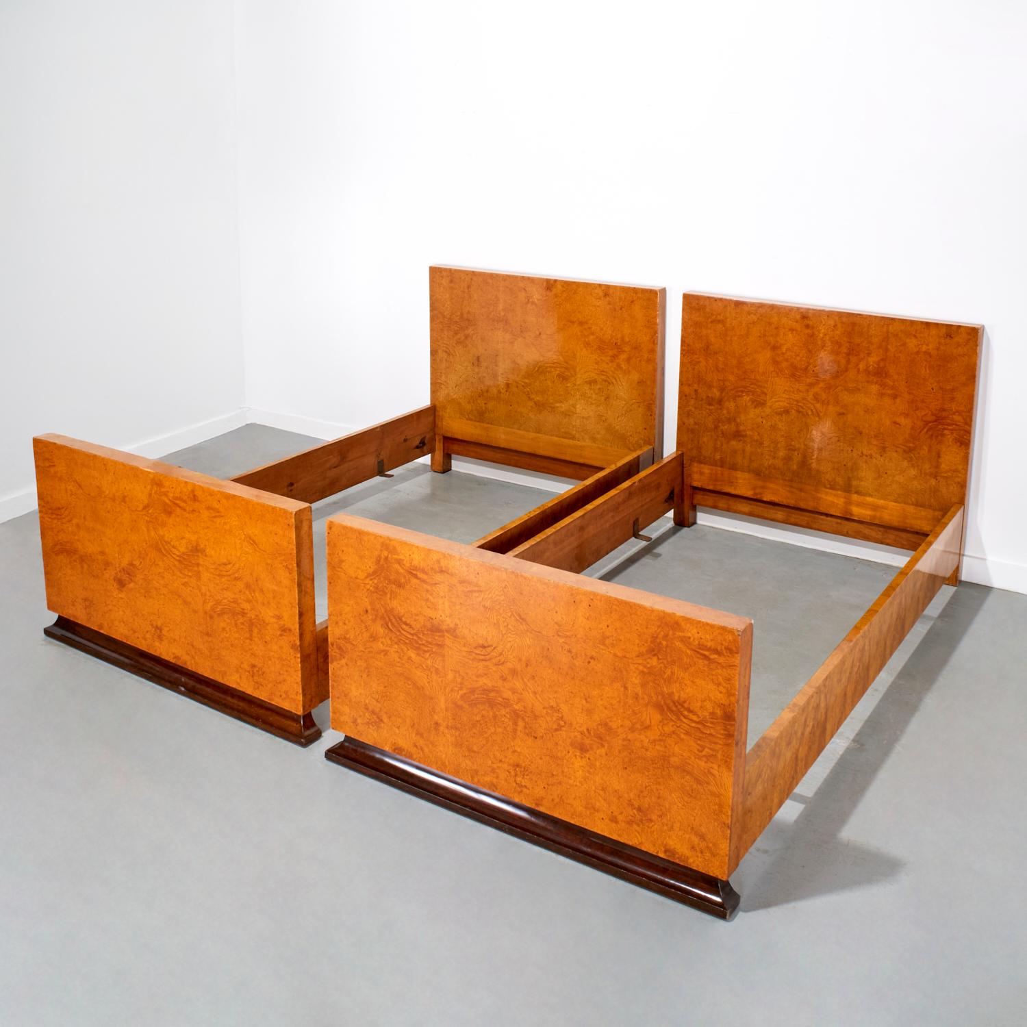 American Pair of Art Deco Burlwood Twin Bed Frames on Mahogany Plinths, c. 1930s For Sale 4