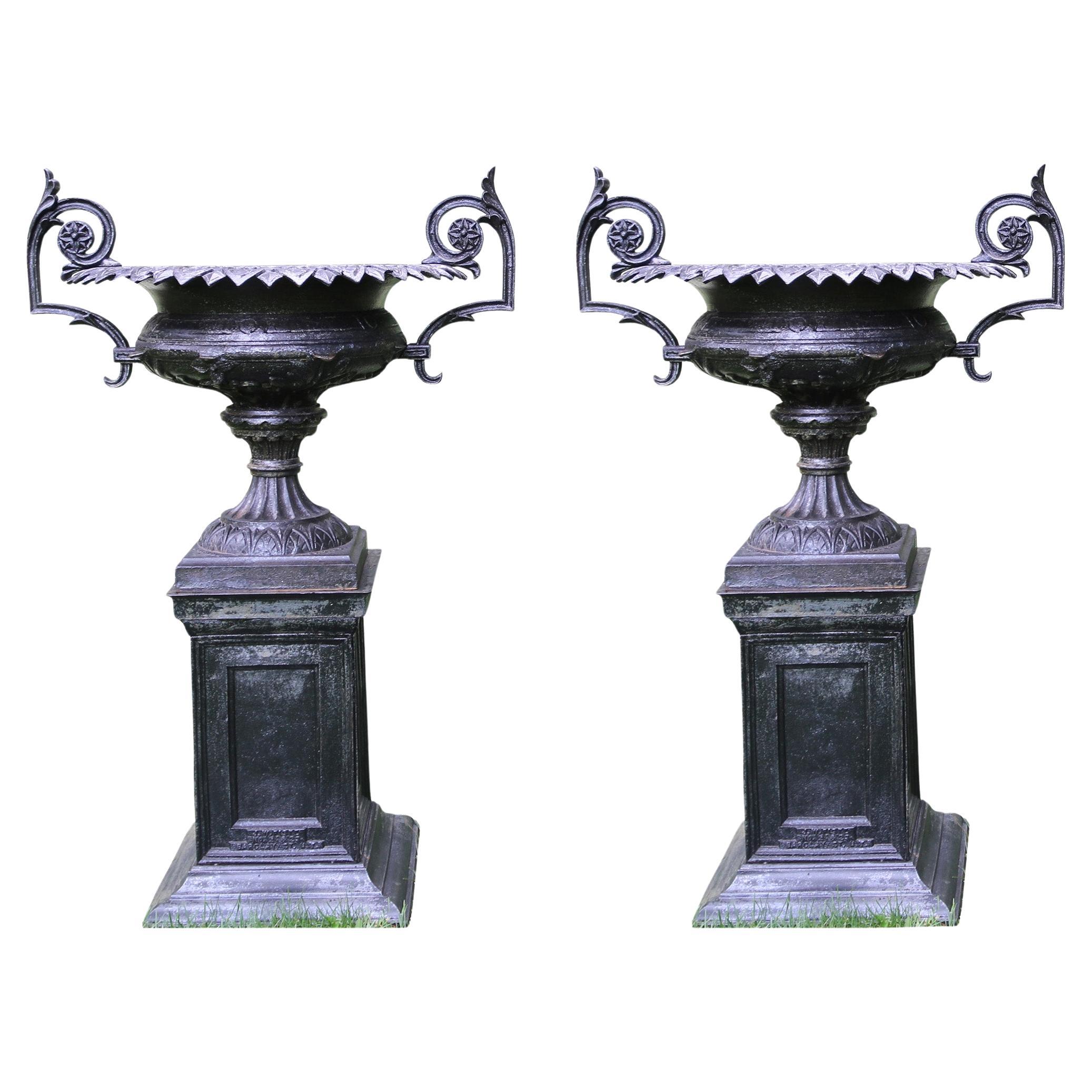 Una coppia di urne nere in ghisa di J.W. Fiske