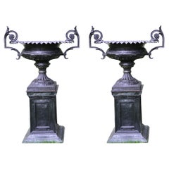 Ein Paar schwarze Urnen aus Gusseisenguss von J.W. Fiske