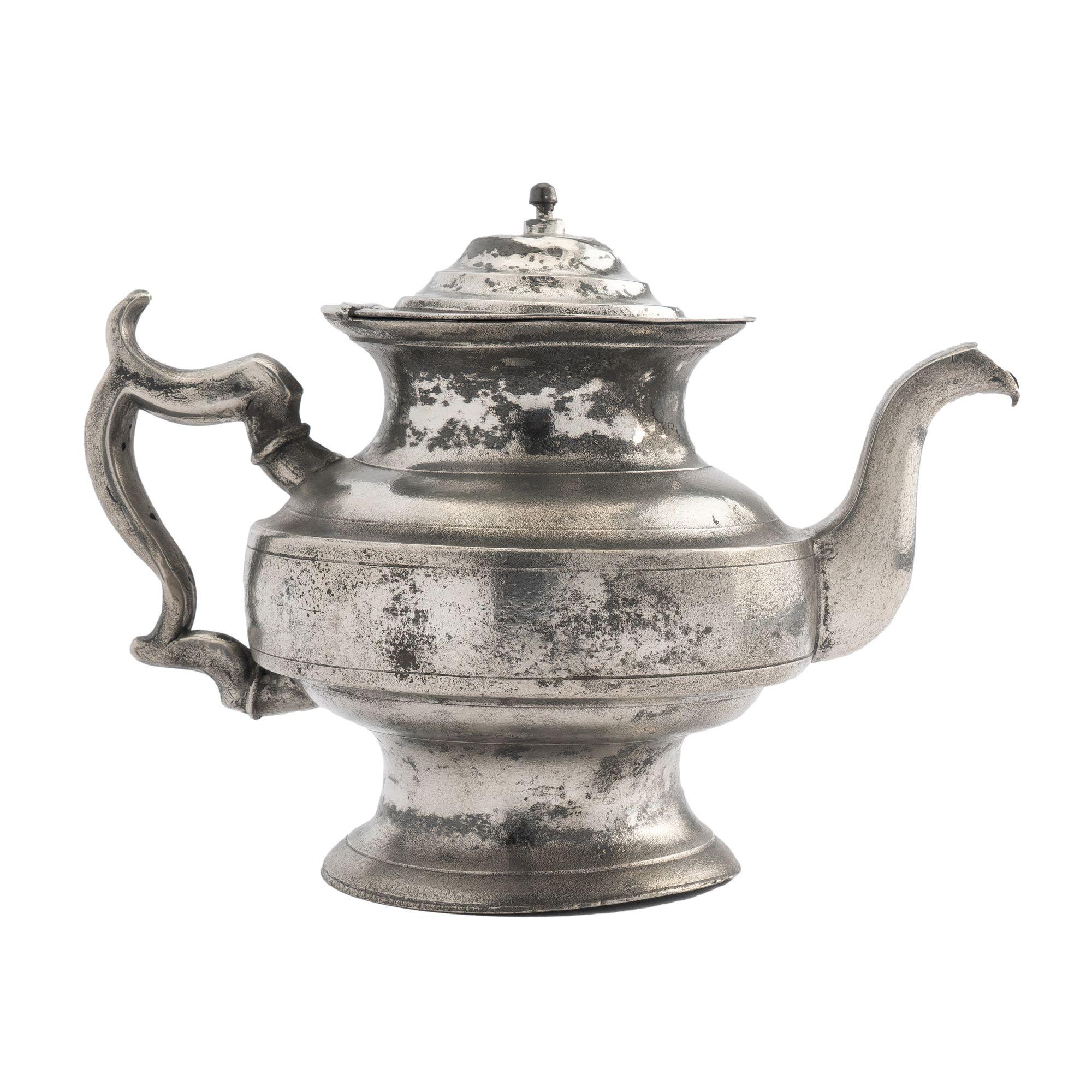 Amerikanischer Zinn-Teekanne, 1820 im Zustand „Starke Gebrauchsspuren“ im Angebot in Kenilworth, IL