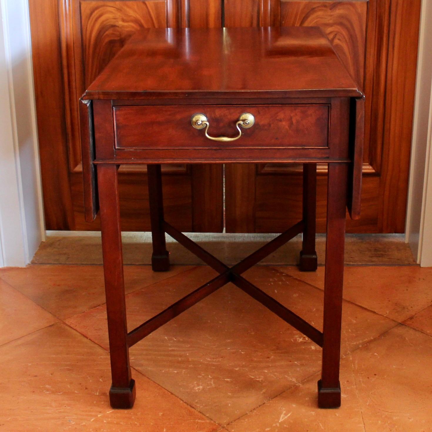 Hand-Crafted American (Philadelphia) Mahogany Pembroke Table with Marlborough Feet For Sale