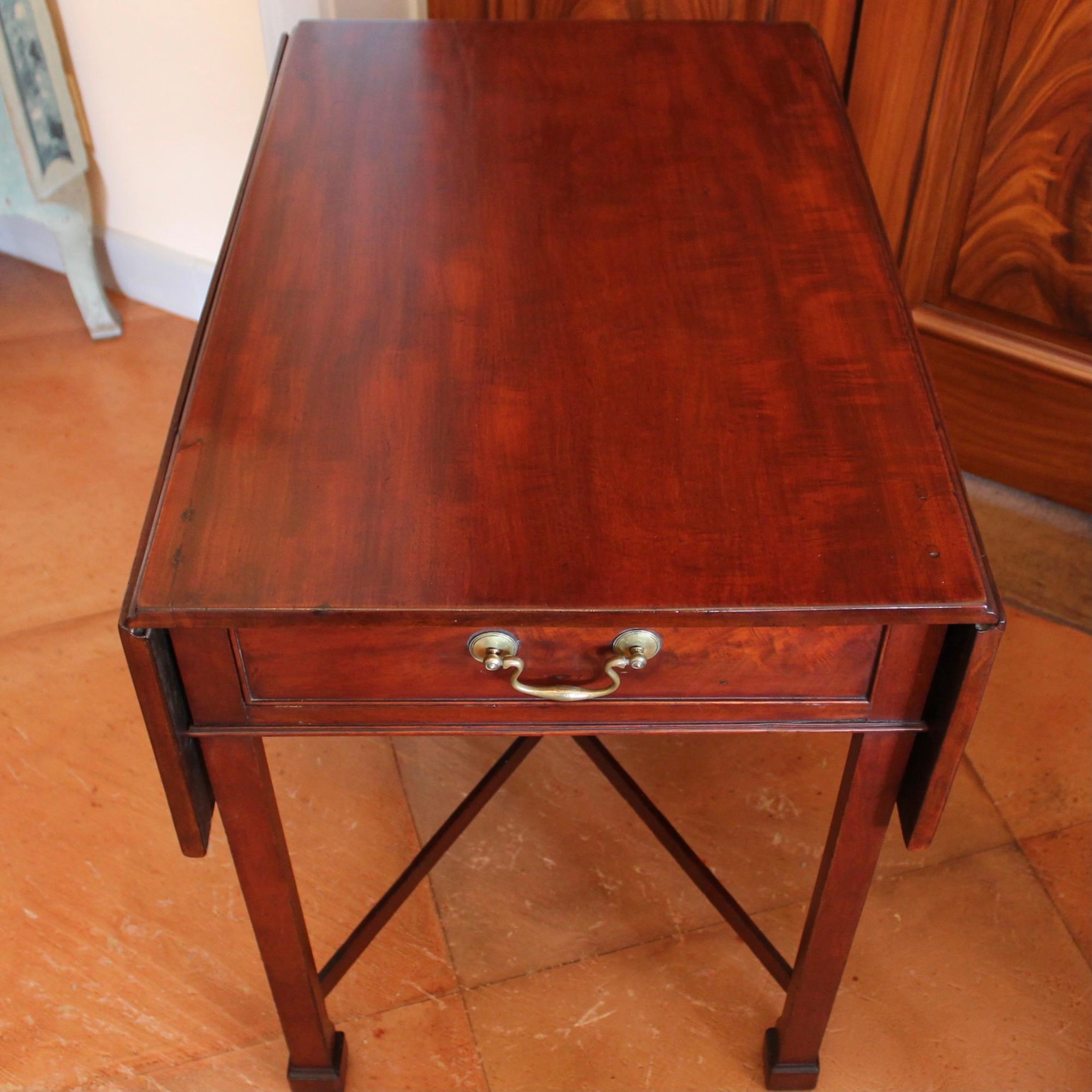 Hand-Crafted American (Philadelphia) Mahogany Pembroke Table with Marlborough Feet For Sale