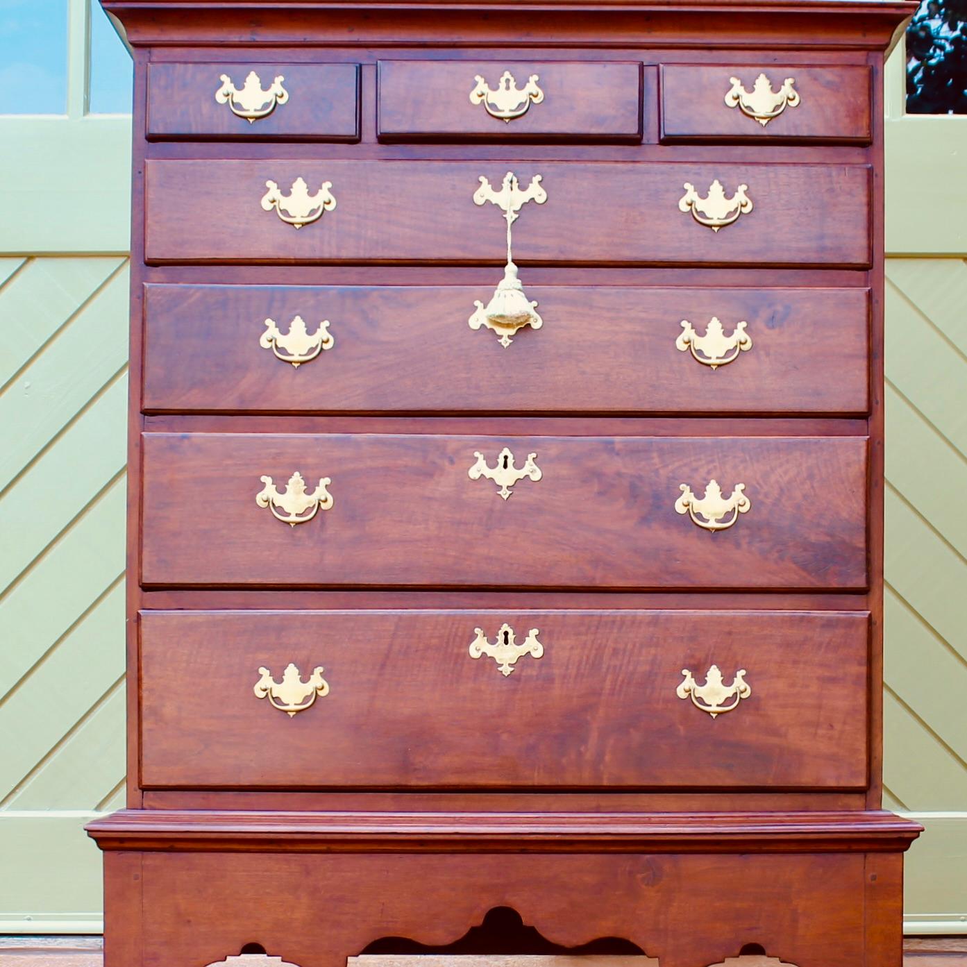 American Colonial American (Philadelphia) Walnut Chest On Frame With Stocking Feet, Ca. 1750 For Sale