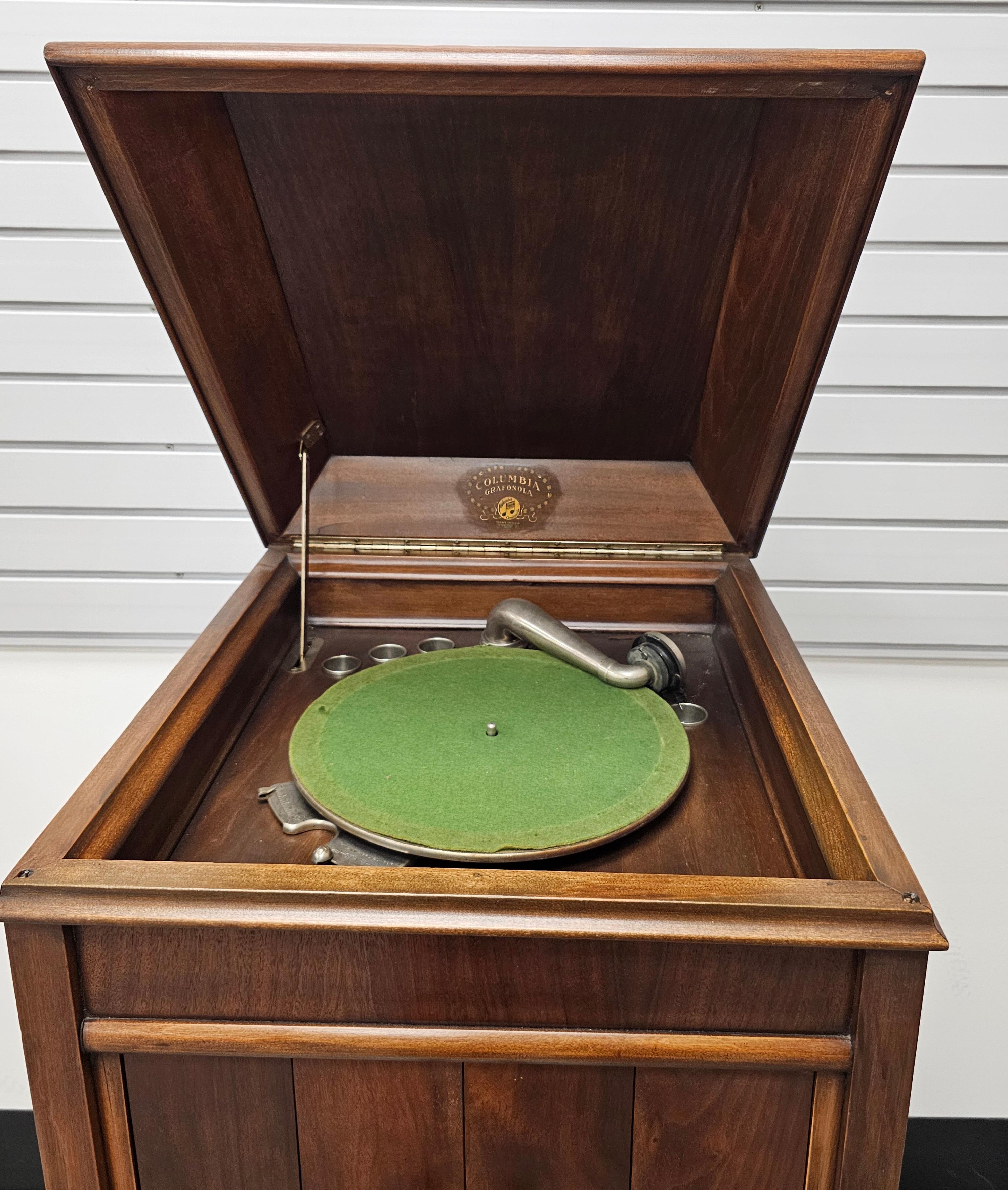 Mordenzato Cabinet per suonatori di fonogrammi americani di Columbia Grafonola in vendita
