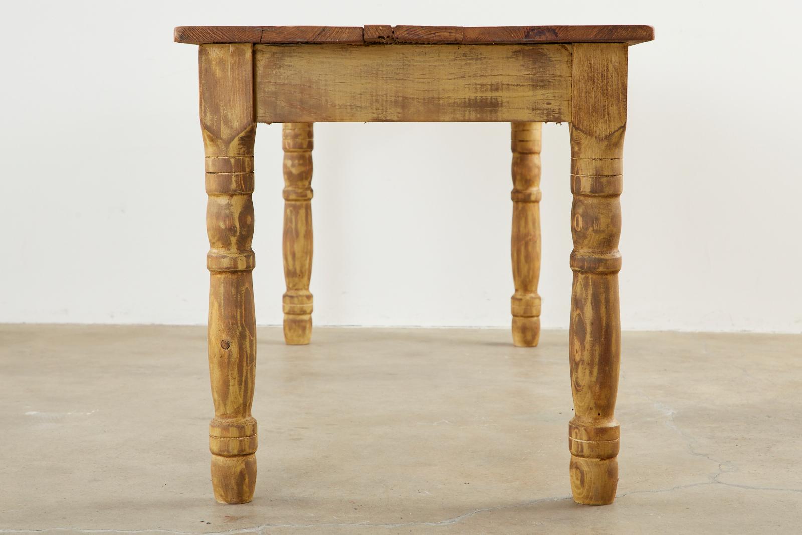 20ième siècle Table de salle à manger fermière en pin américain peint en barnwood en vente