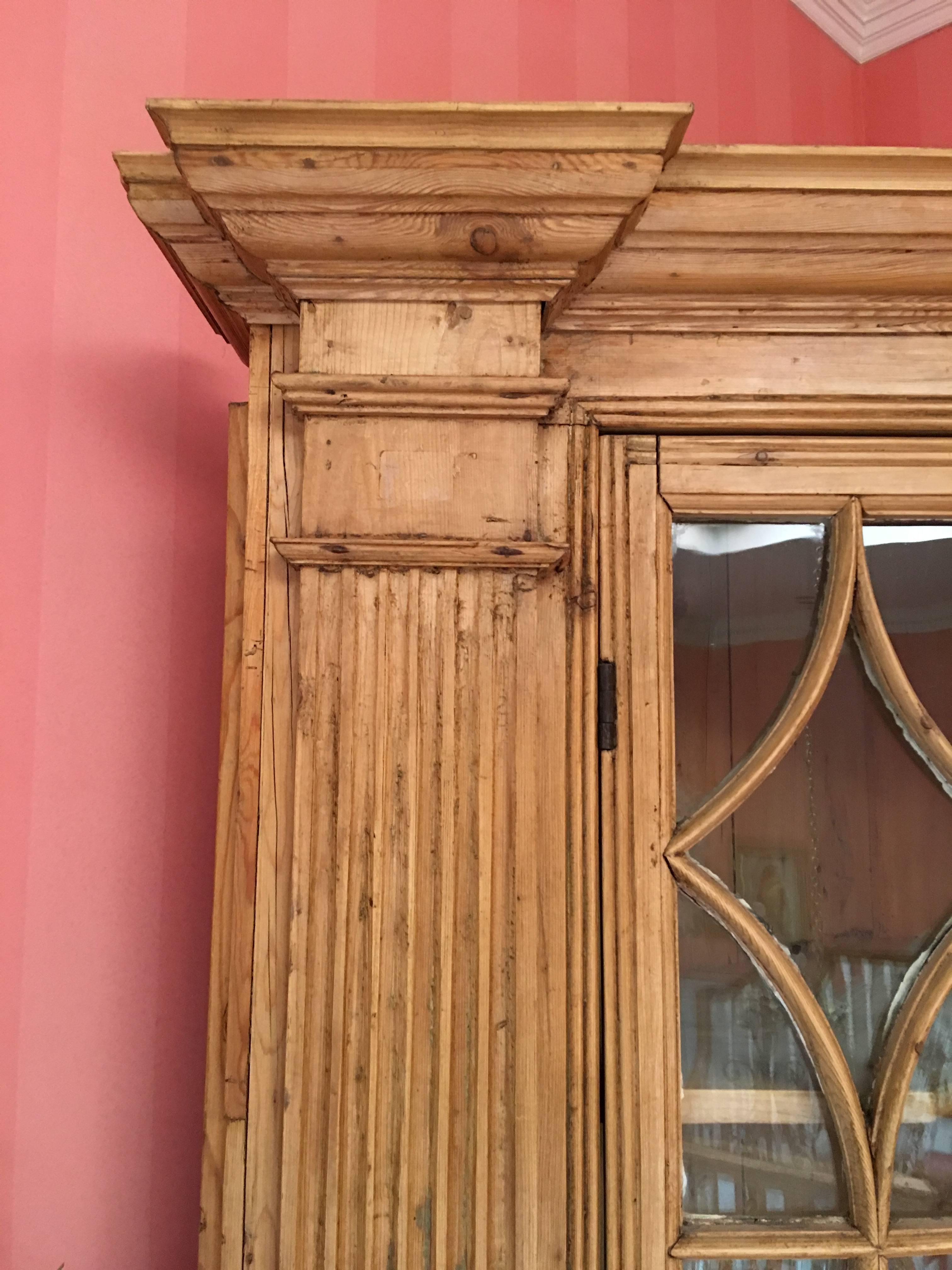 American Pine Corner Cupboard or Cabinet with Glass Doors, 19th Century In Excellent Condition In Savannah, GA