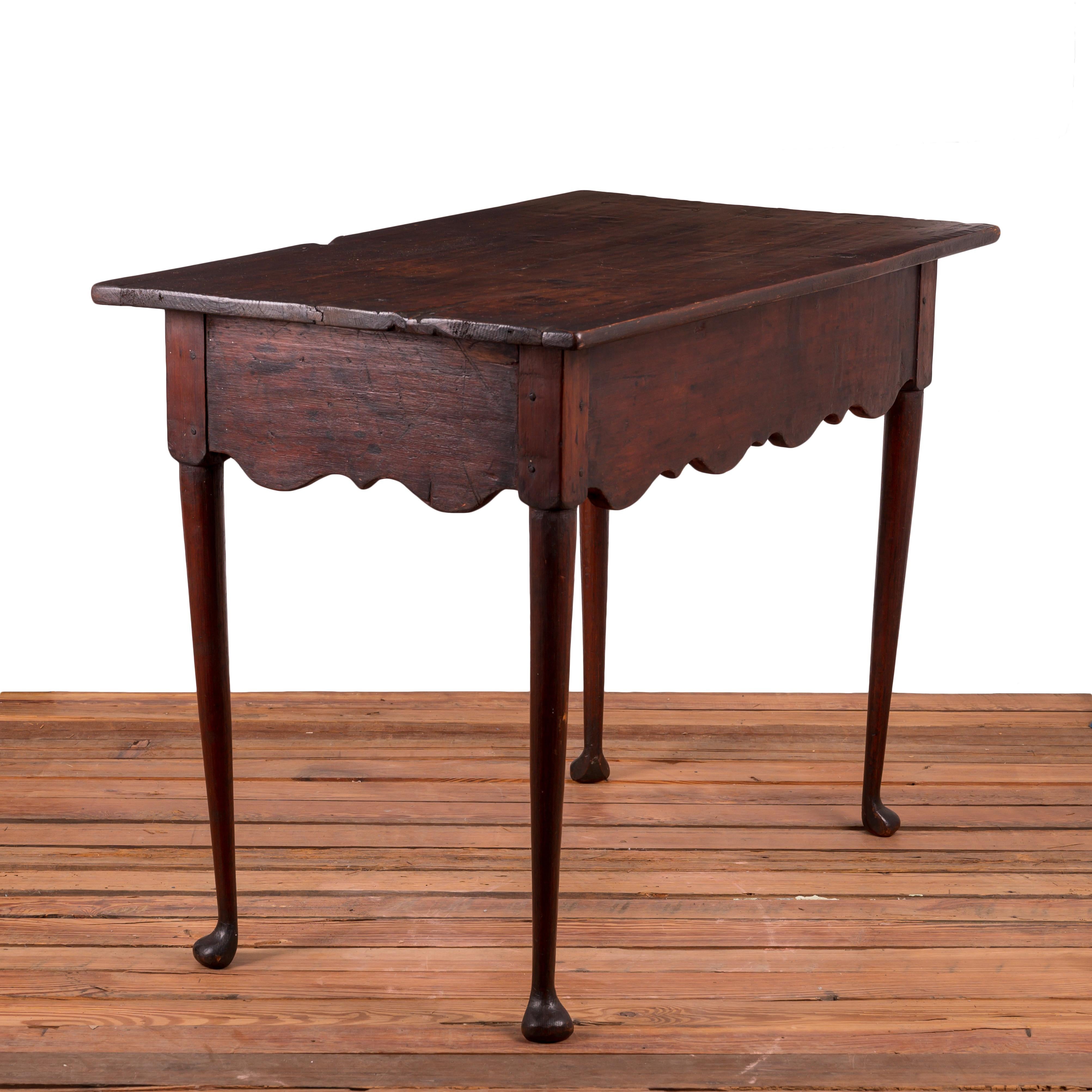 Primitive American Pine Scolloped Apron Side Table, 18th Century For Sale