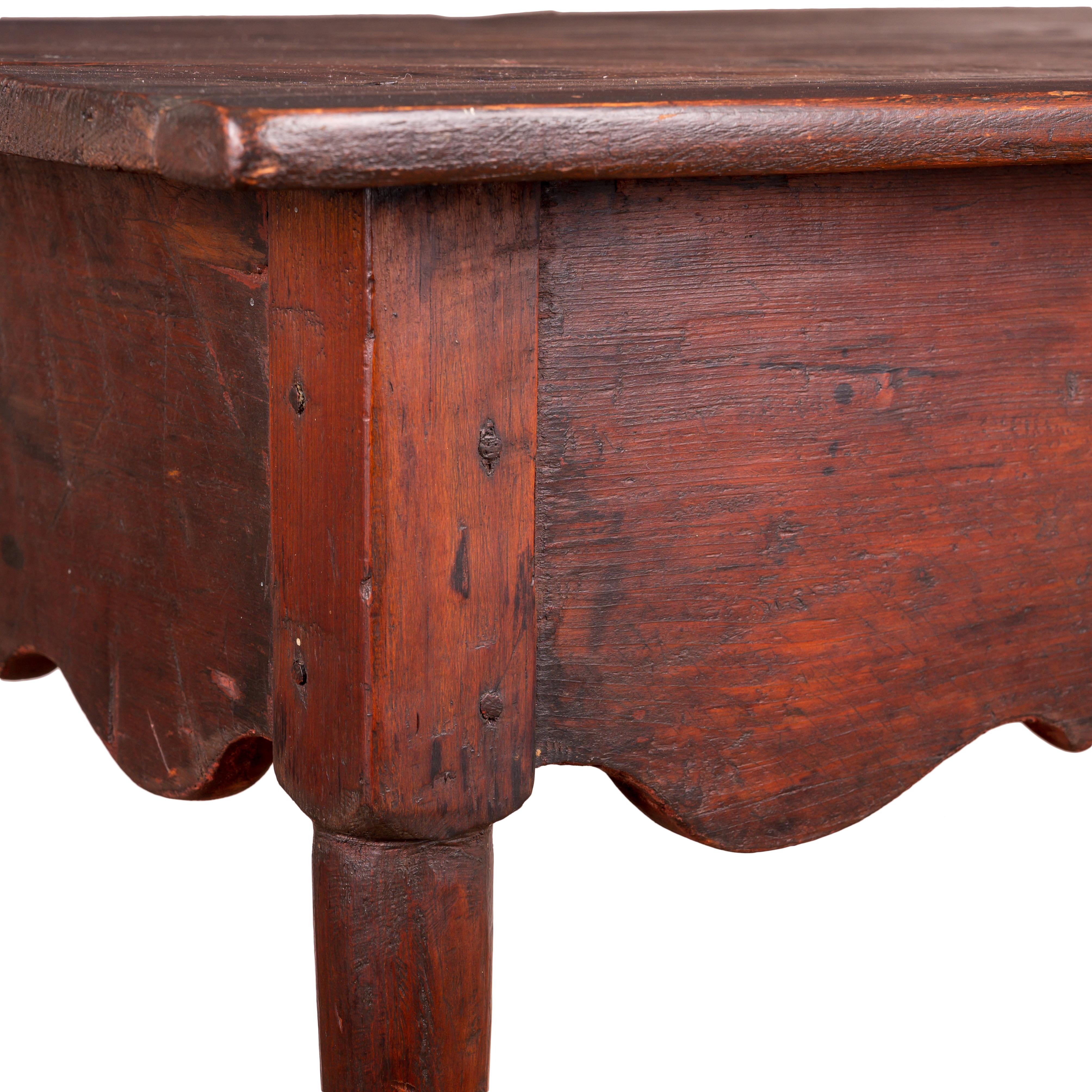 American Pine Scolloped Apron Side Table, 18th Century In Good Condition For Sale In Savannah, GA