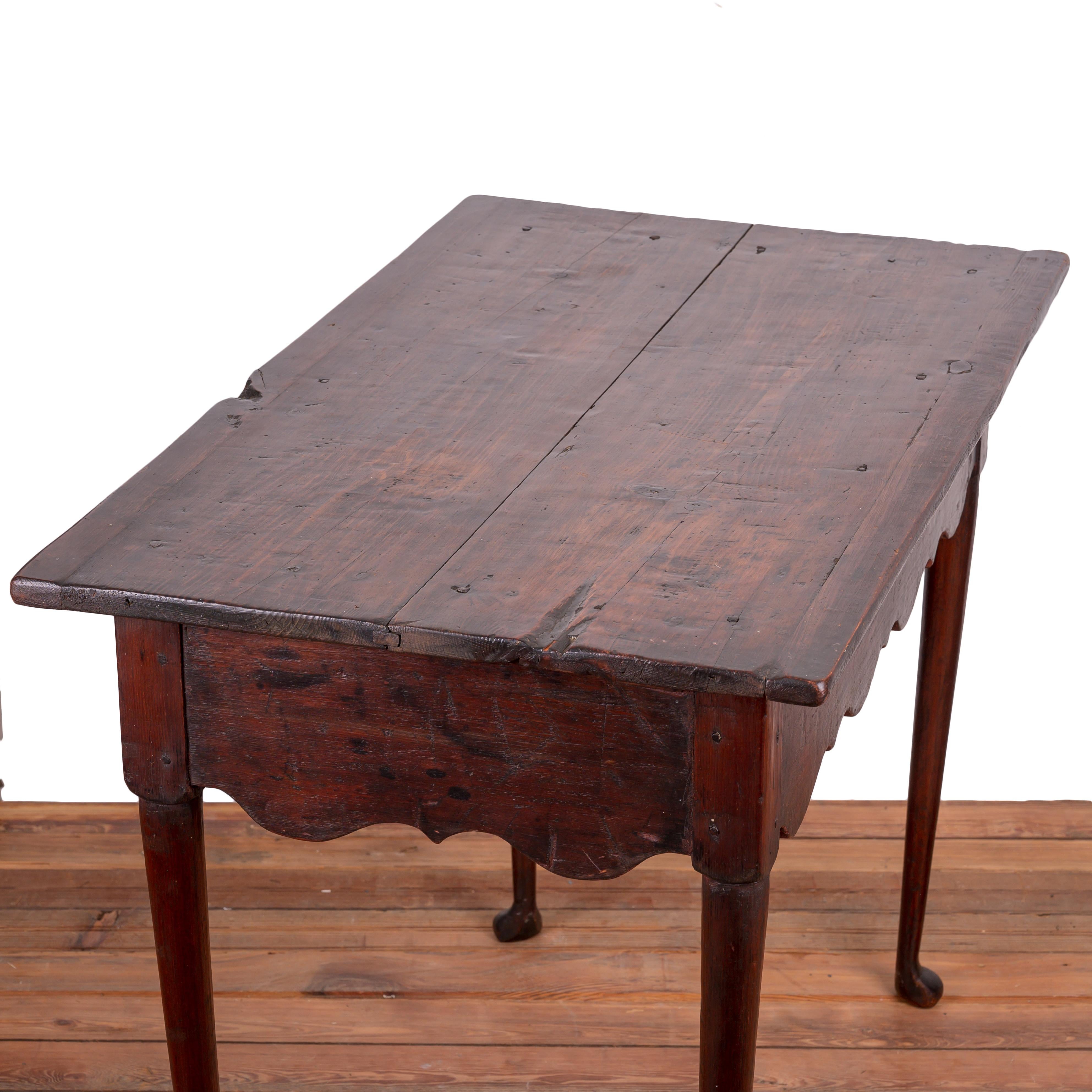 American Pine Scolloped Apron Side Table, 18th Century For Sale 1