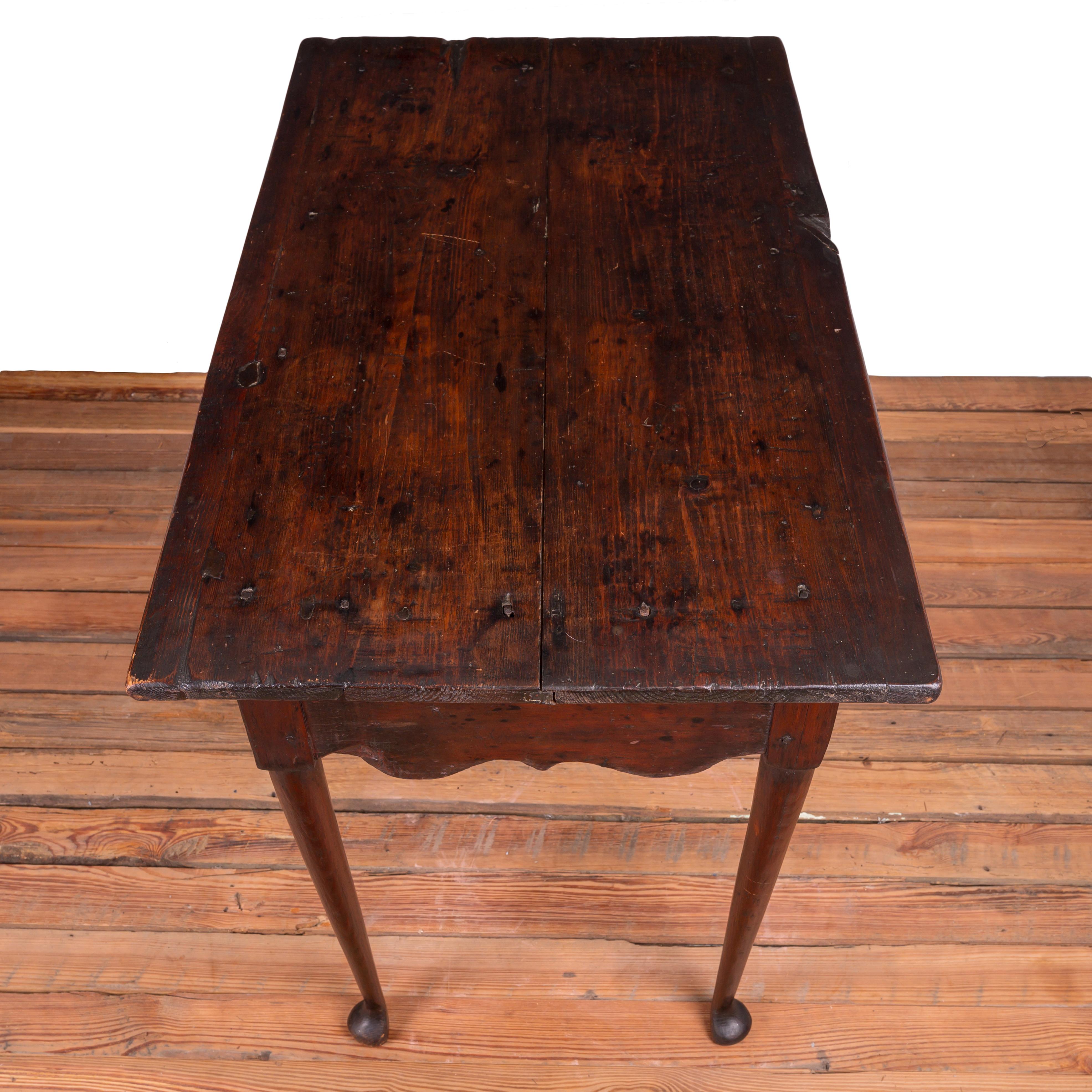 American Pine Scolloped Apron Side Table, 18th Century For Sale 2