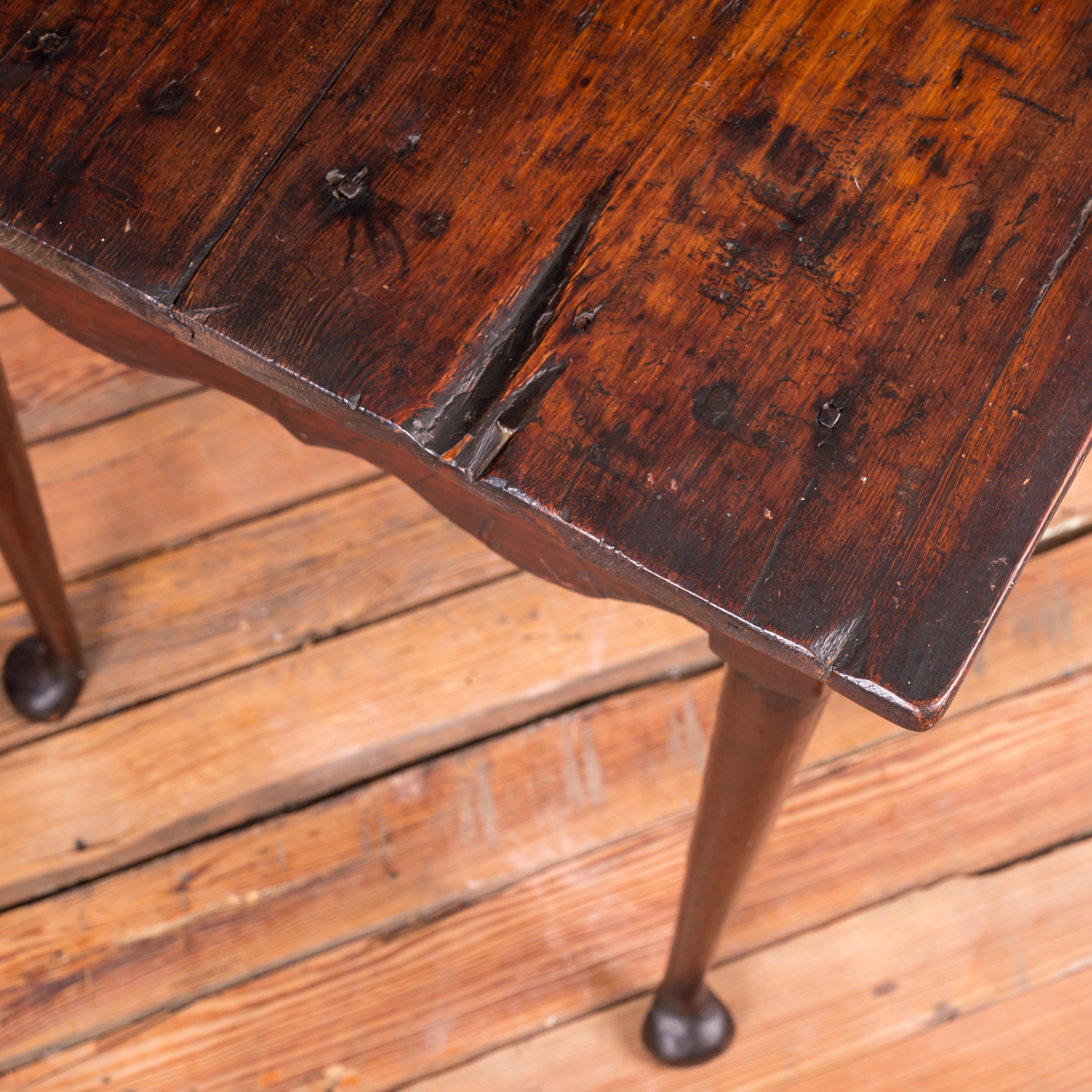 American Pine Scolloped Apron Side Table, 18th Century For Sale 3