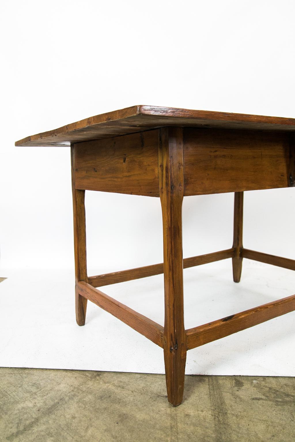 XIXe siècle  Table à base extensible en pin américain en vente