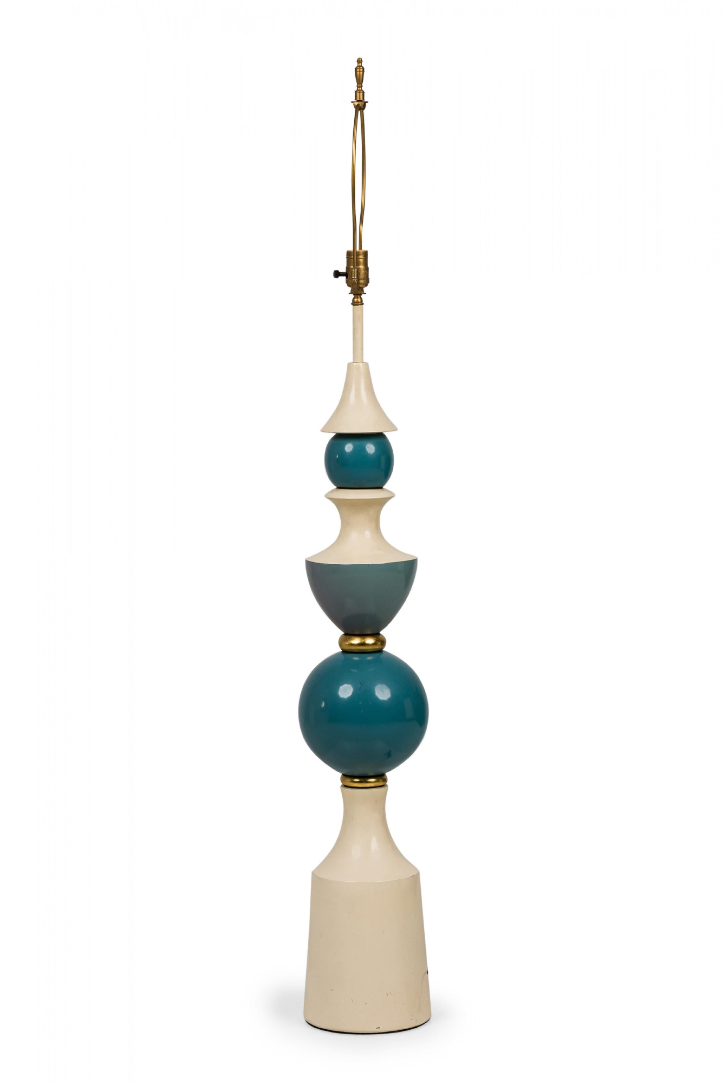Lámpara de mesa pintada de blanco y azul con balaustrada de arlequín de yeso americano Pintado en venta