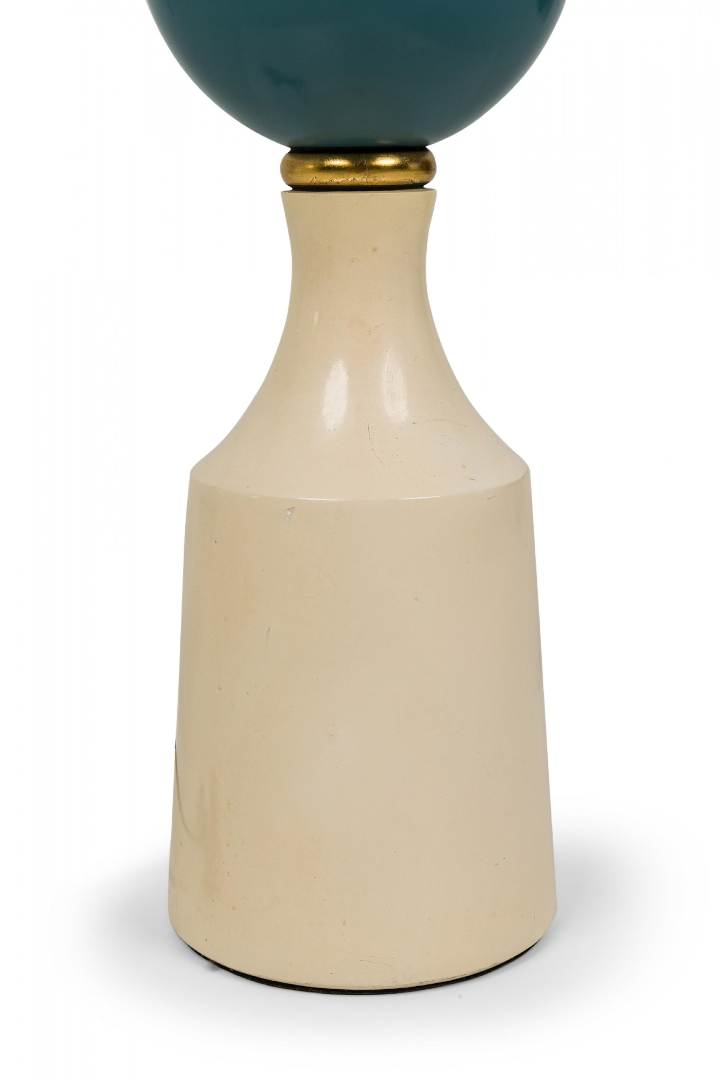 Lámpara de mesa pintada de blanco y azul con balaustrada de arlequín de yeso americano siglo XX en venta