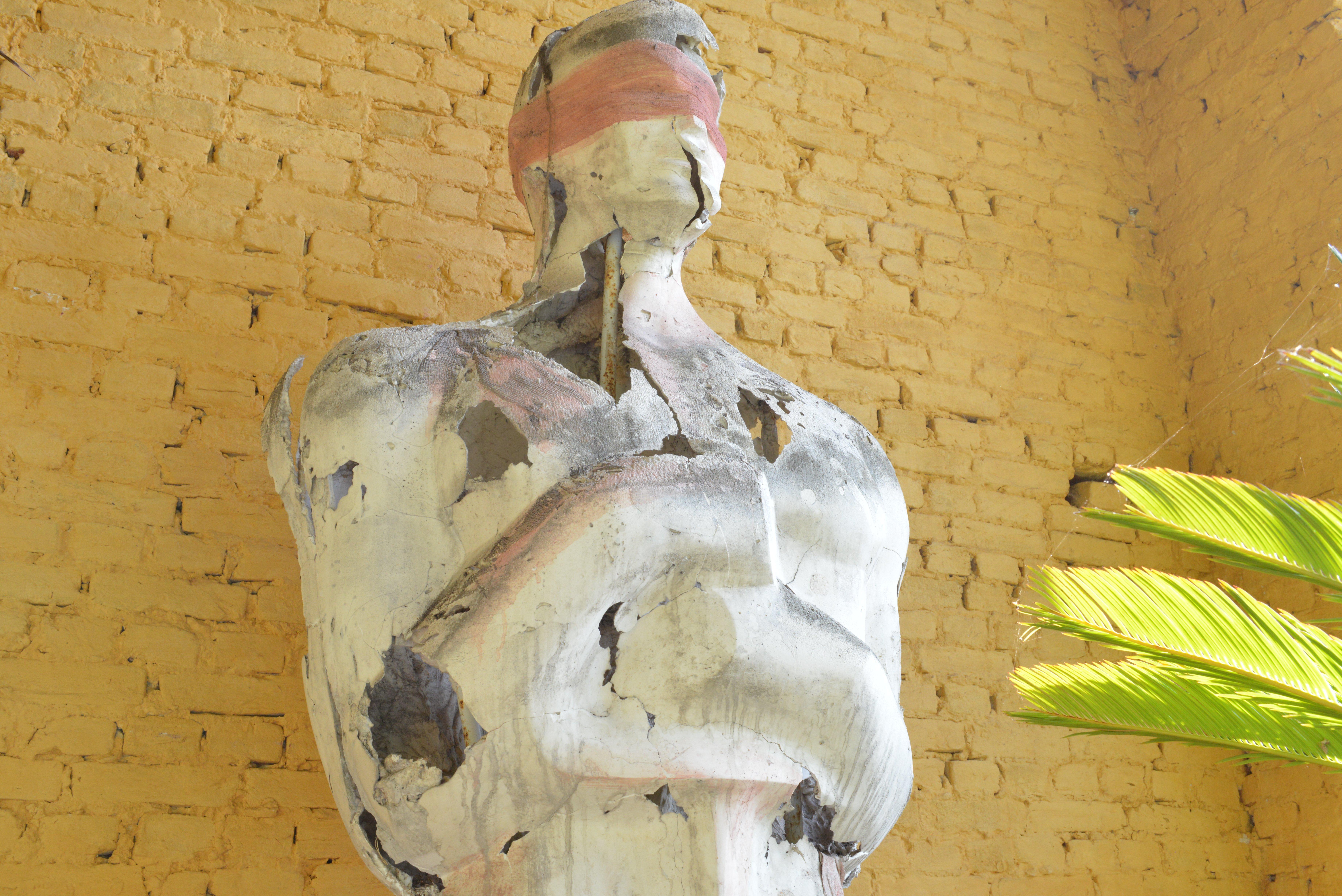 American Plaster Oscar Statue In Distressed Condition For Sale In Sint-Kruis, BE