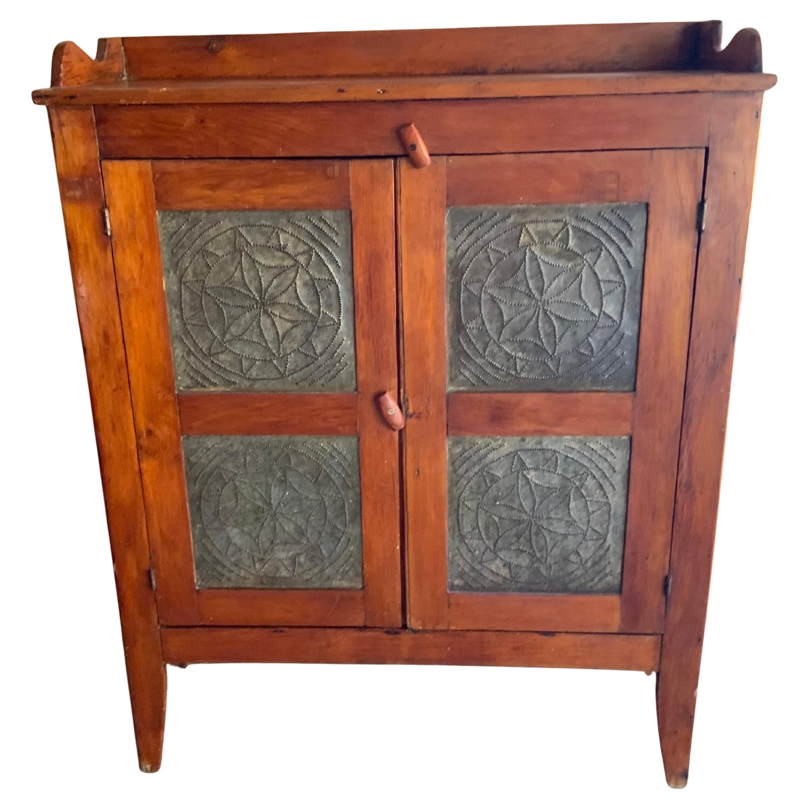 Amerikanische Pappel und Kiefer Pie Safe im Angebot