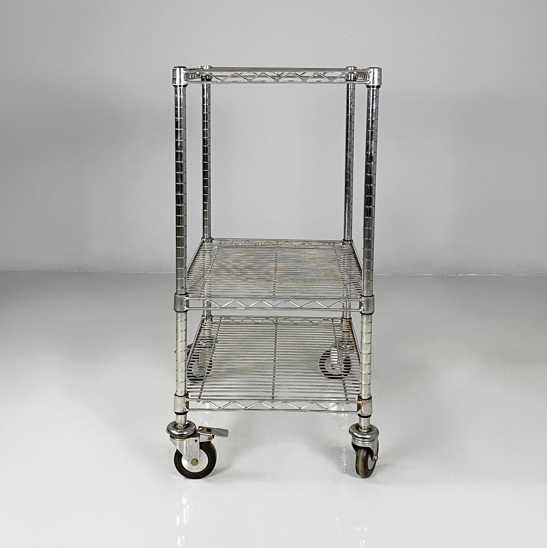 Chariot américain post-moderne en acier, années 1990
Chariot avec trois étagères faites de tiges d'acier verticales, horizontales et diagonales. La structure du chariot est composée de quatre tubes métalliques et de quatre roulettes.
Produit par