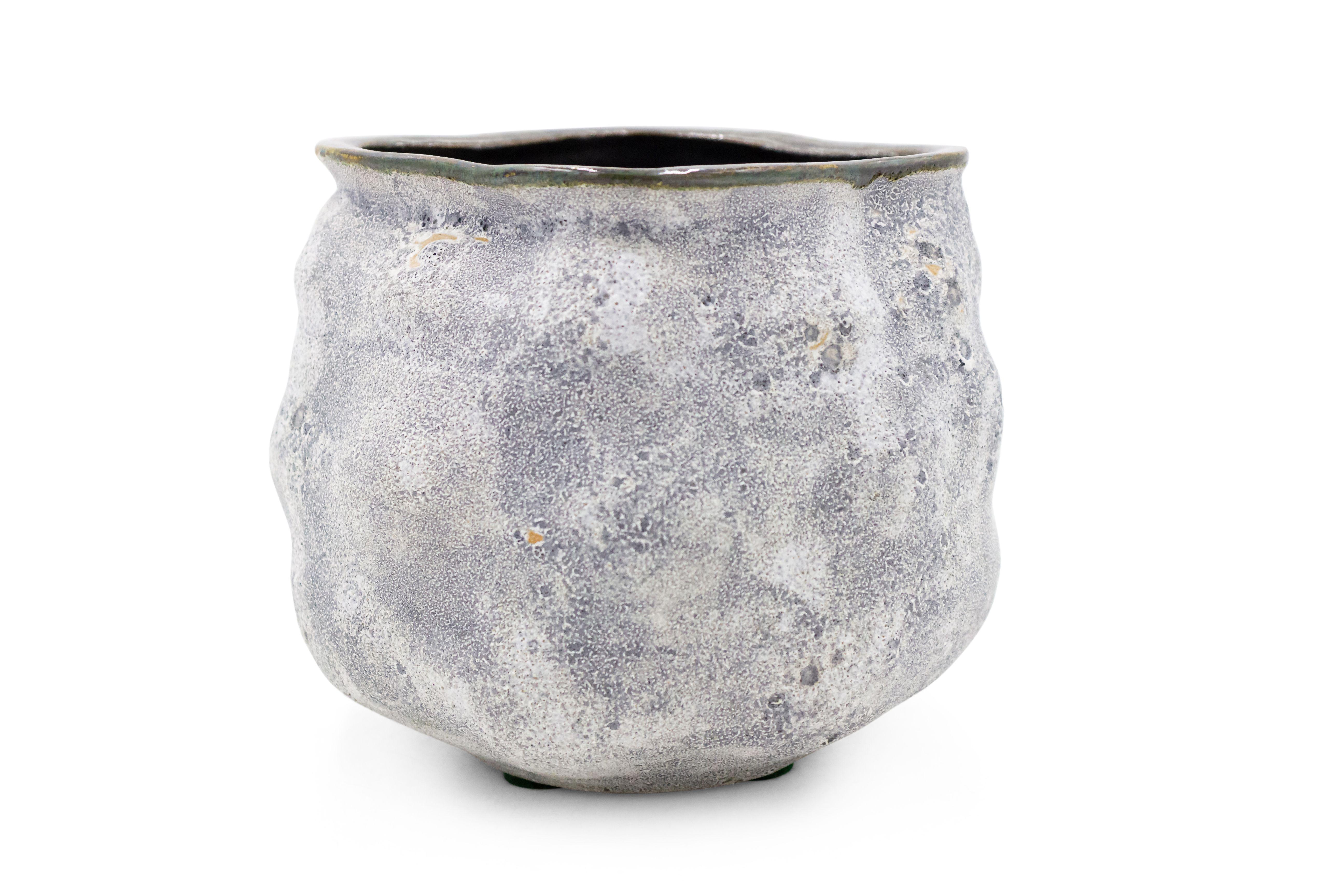 Vaso cilindrico conico in ceramica smaltata bianca di Post Design e fortemente strutturato (di GARY DI PASQUALE).
 