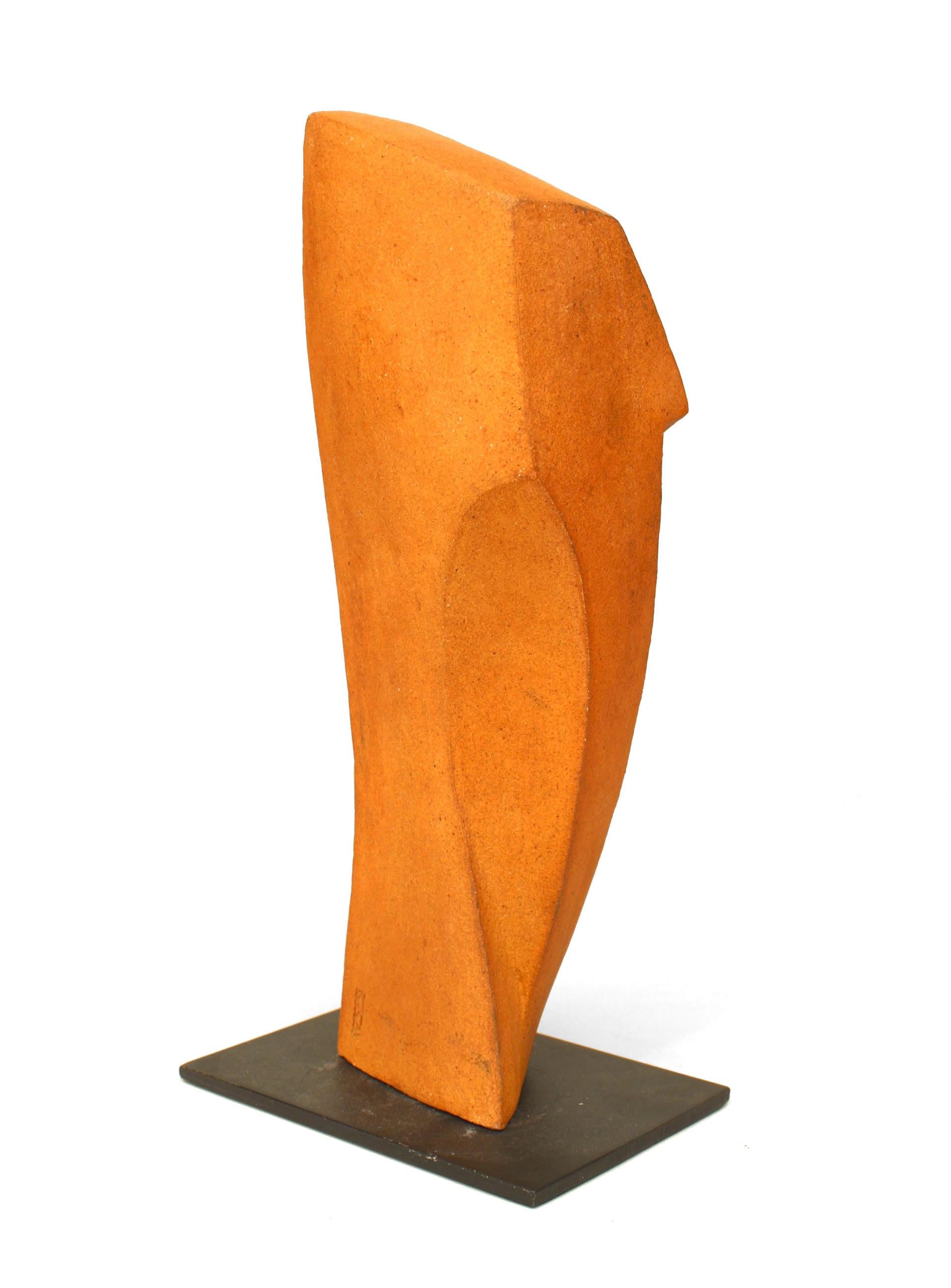 Amerikanische Nachkriegs-Skulptur aus rostfarbenem Keramikporzellan (Moderne) im Angebot