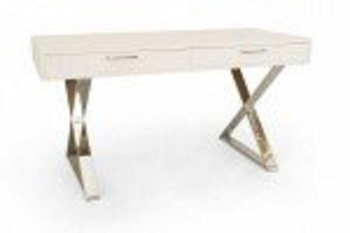 Scrivania americana Post Design in legno dipinto di bianco con cassetti e sostenuta da 2 basi cromate a forma di 