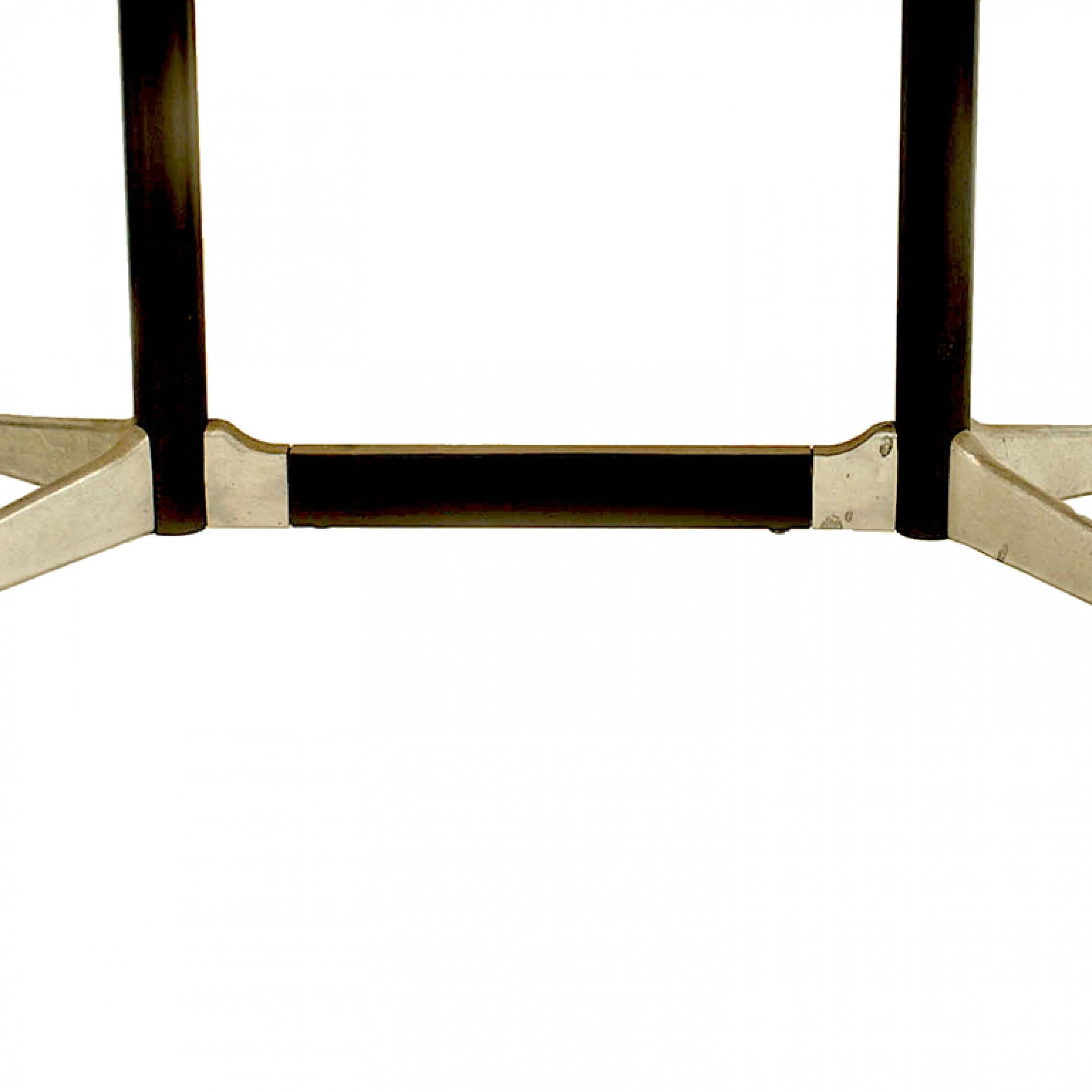 Ovaler Konferenztisch im amerikanischen Nachkriegsdesign mit einer Platte aus Holzfurnier, die auf einem doppelten Sockel aus ebonisiertem Holz und Aluminium ruht (Entwurf von EAMES für HERMAN MILLER)

Zustand: Gut; alters- und gebrauchsbedingte