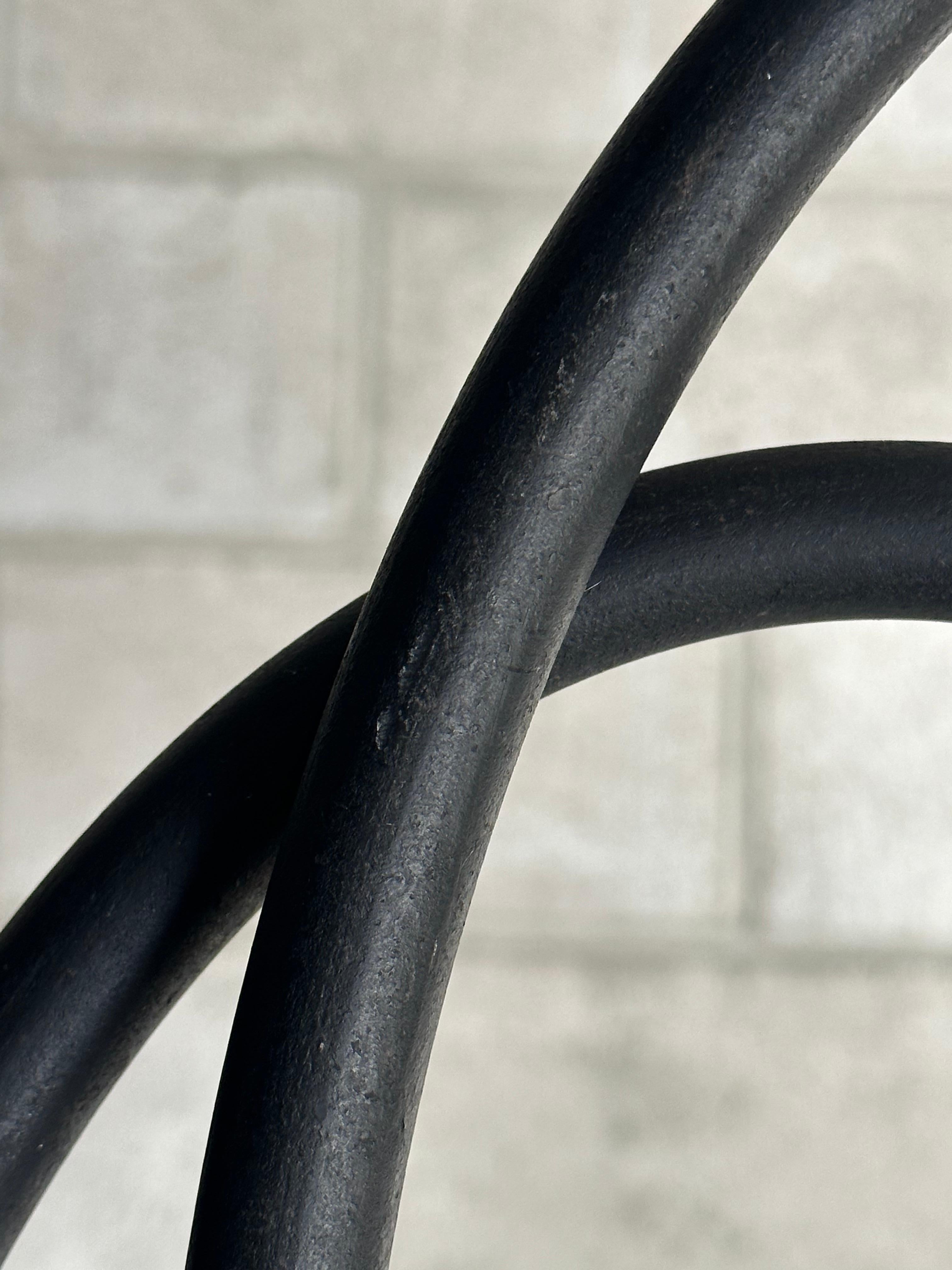 Lampadaire postmoderne américain, fer courbé et bois en vente 4