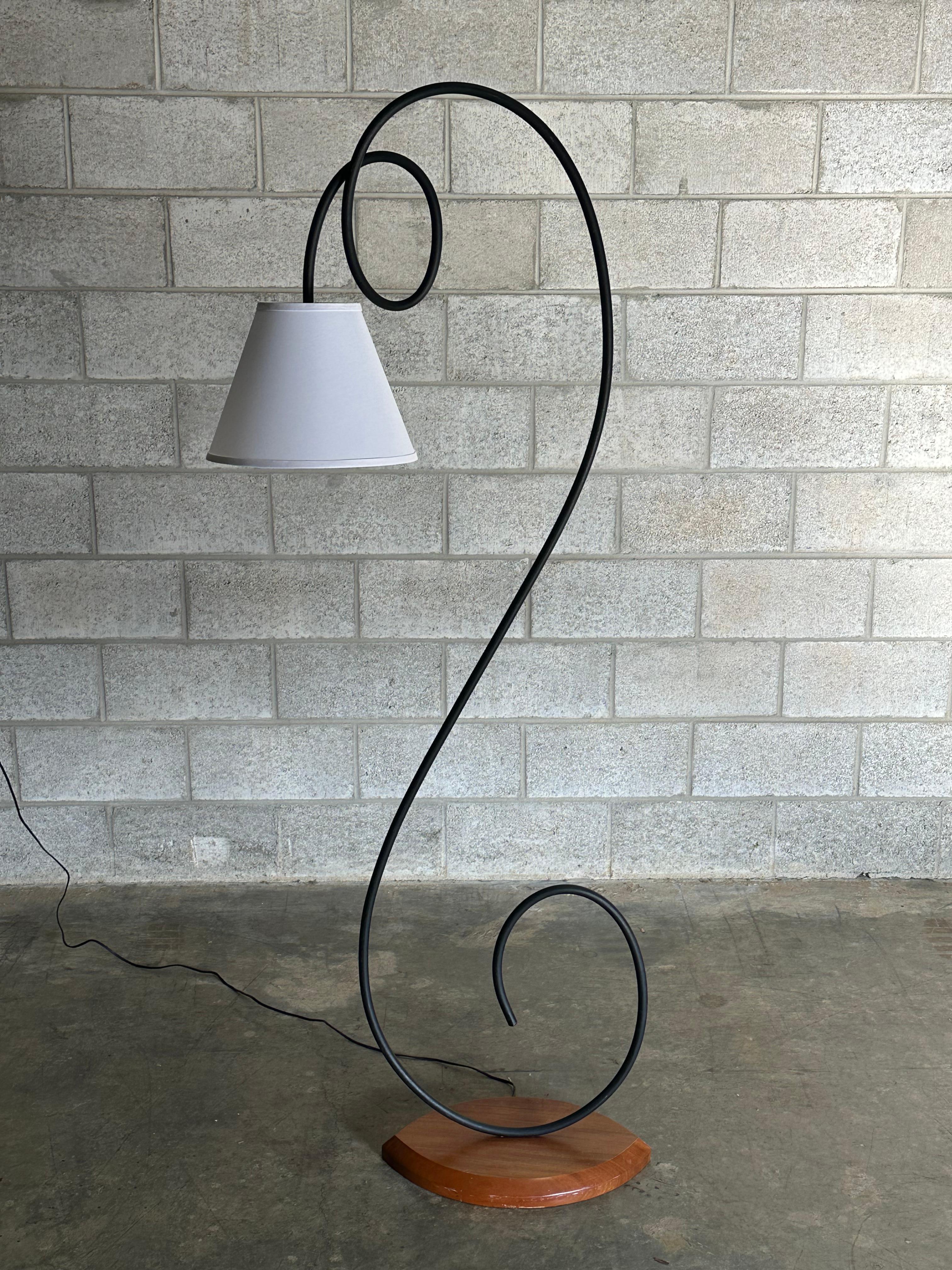 Lampadaire postmoderne américain, fer courbé et bois en vente 6