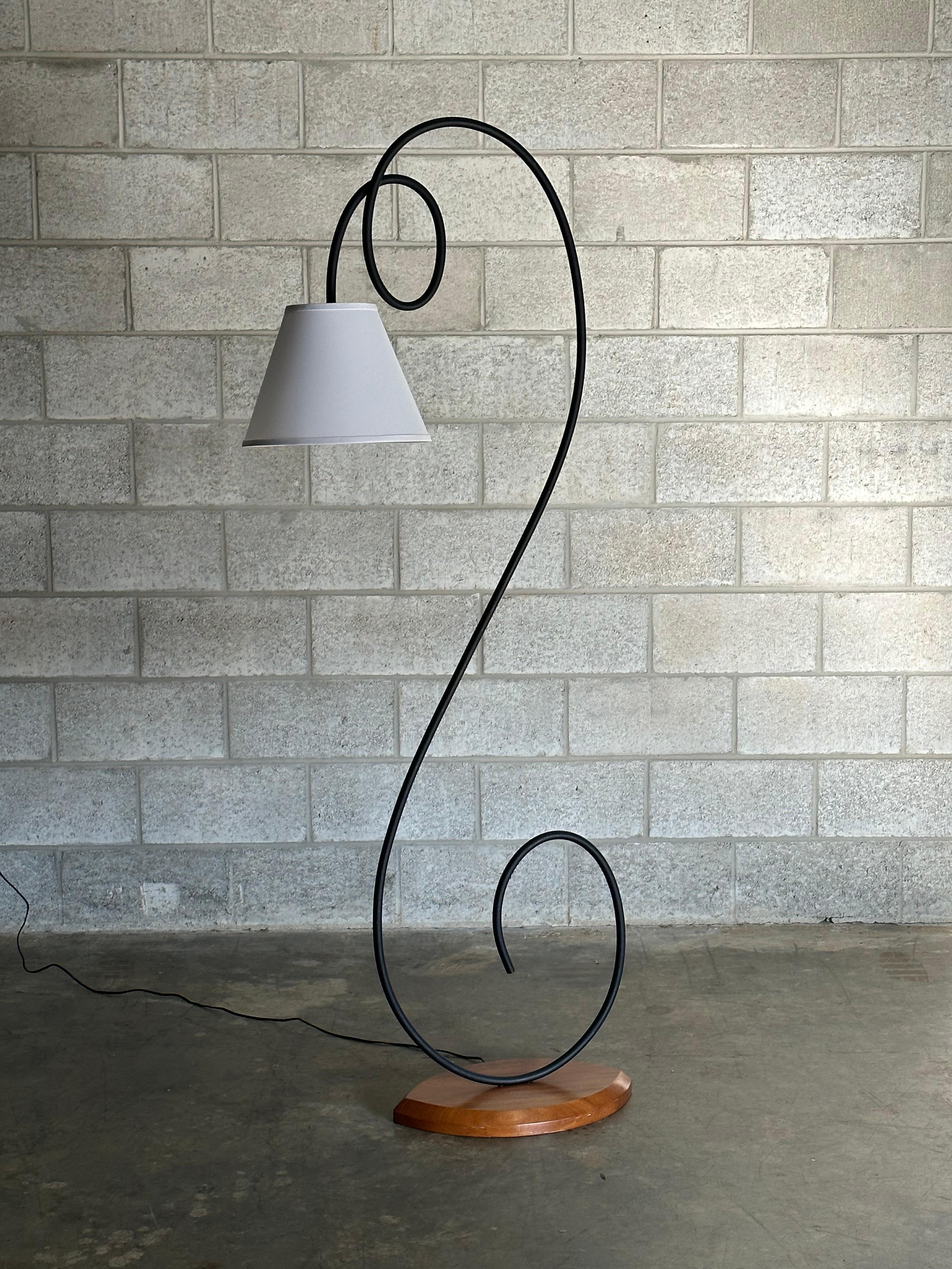 Un grand et impressionnant lampadaire en fer courbé avec une base en bois massif. D'une esthétique très organique et postmoderne, elle s'intègre dans de nombreux intérieurs.Les dimensions indiquées incluent l'abat-jour.

Parmi les autres concepteurs