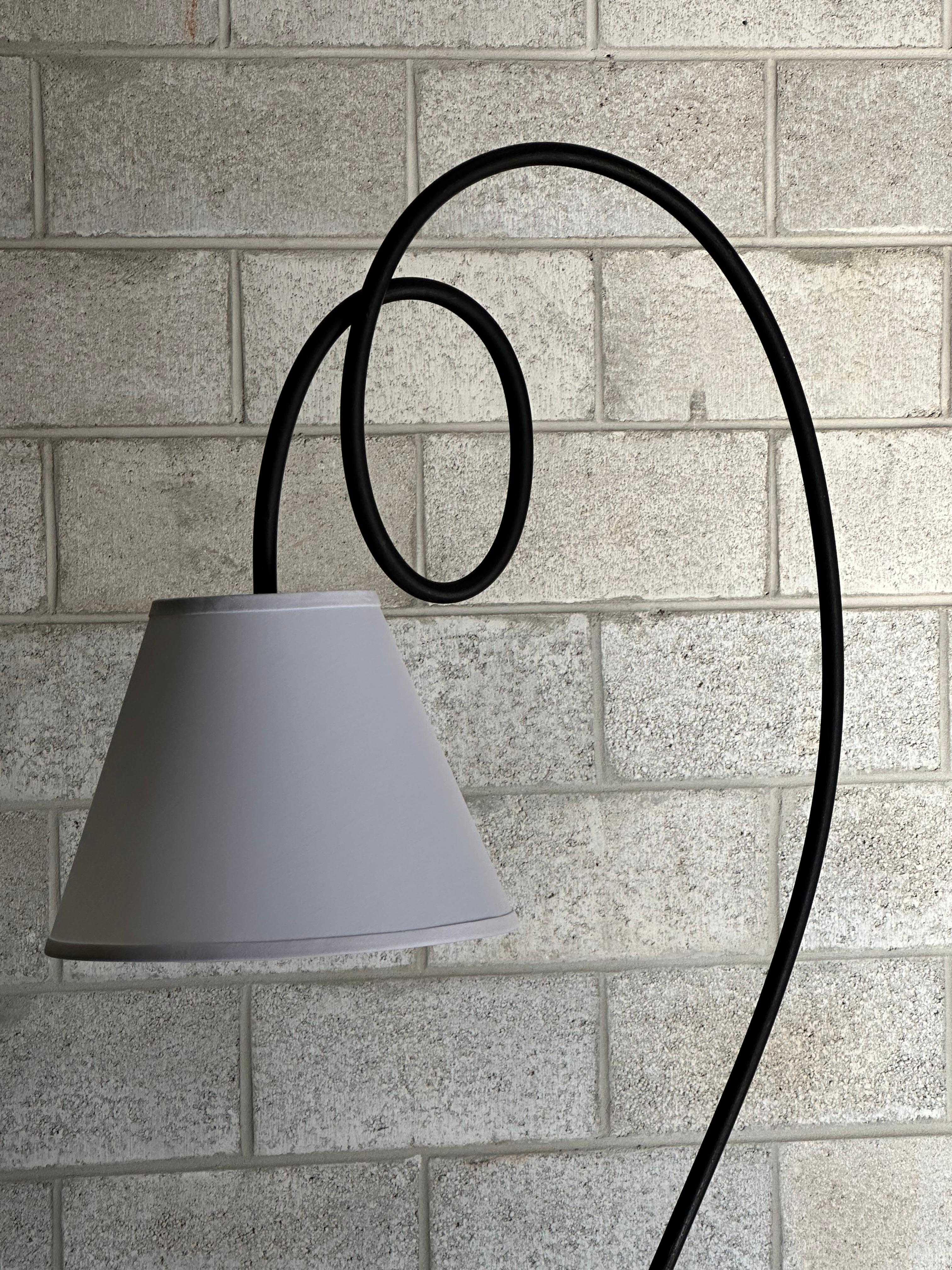 Postmoderne Lampadaire postmoderne américain, fer courbé et bois en vente