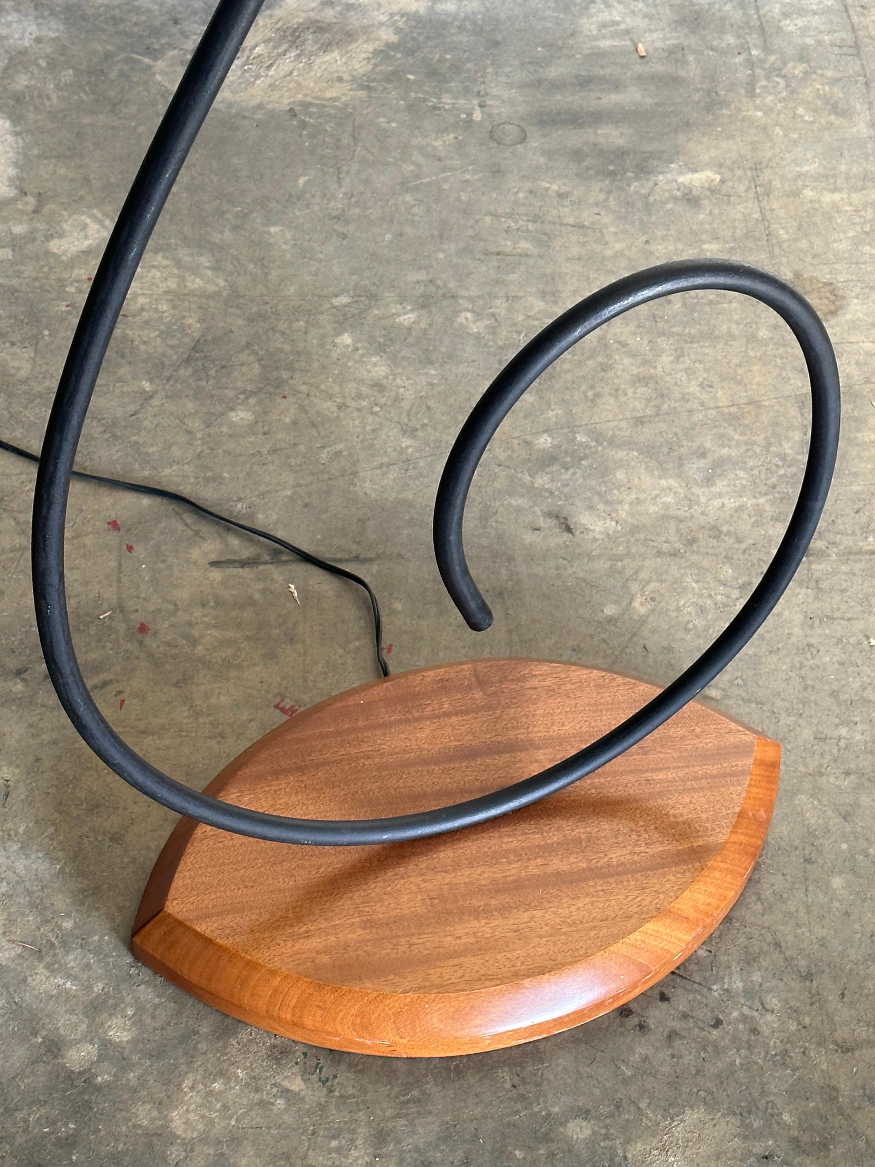 Américain Lampadaire postmoderne américain, fer courbé et bois en vente
