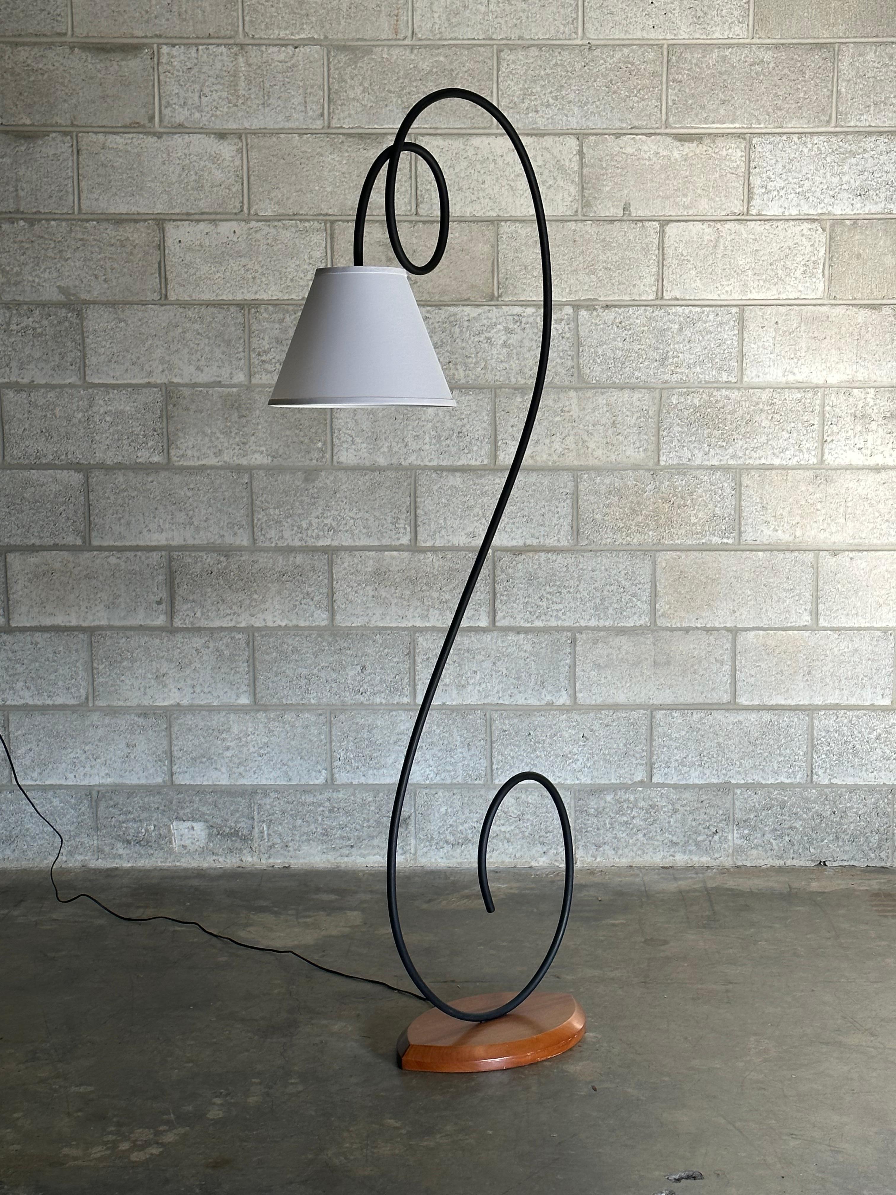 Lampadaire postmoderne américain, fer courbé et bois Bon état - En vente à St.Petersburg, FL