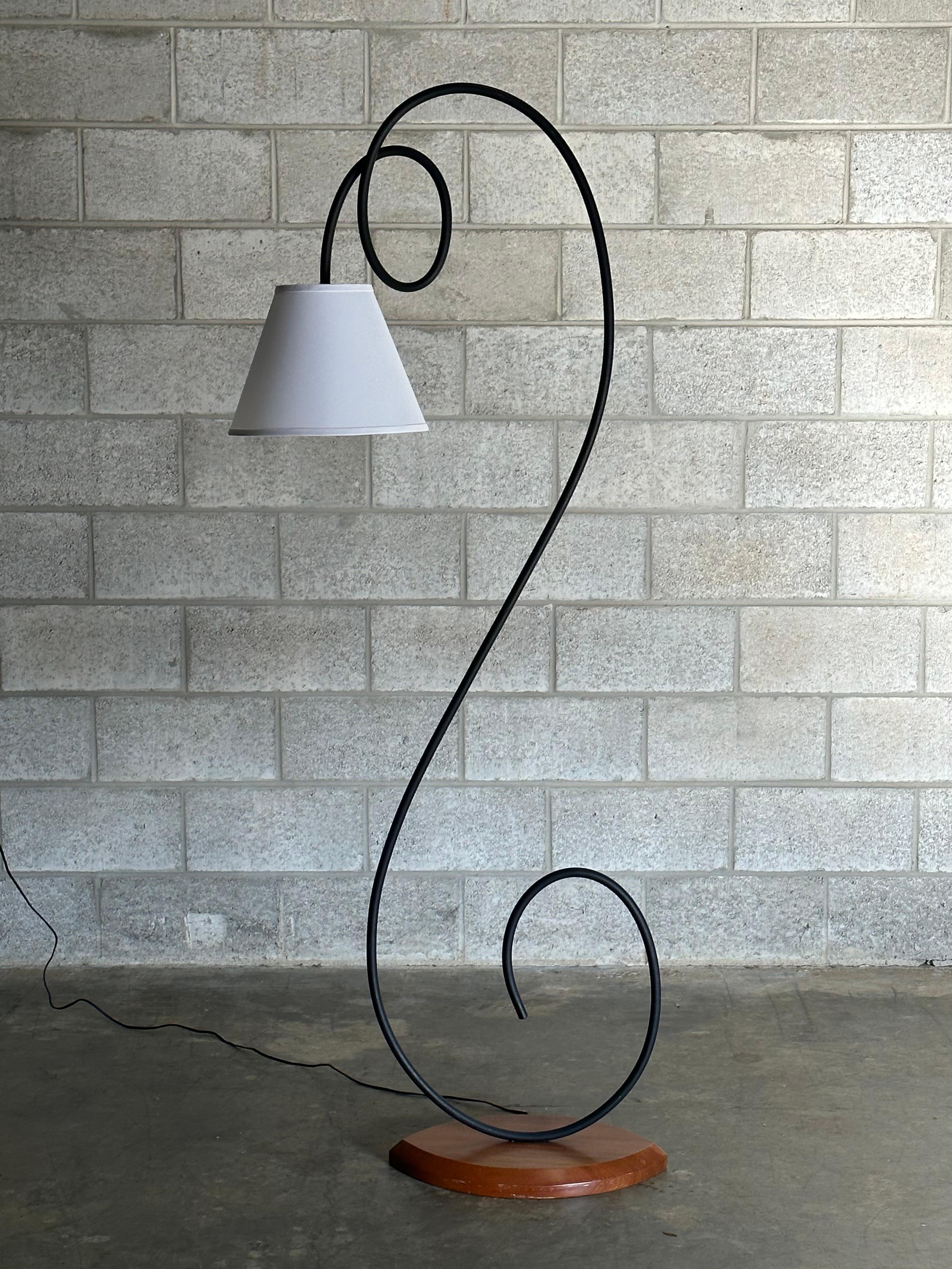 Fin du 20e siècle Lampadaire postmoderne américain, fer courbé et bois en vente