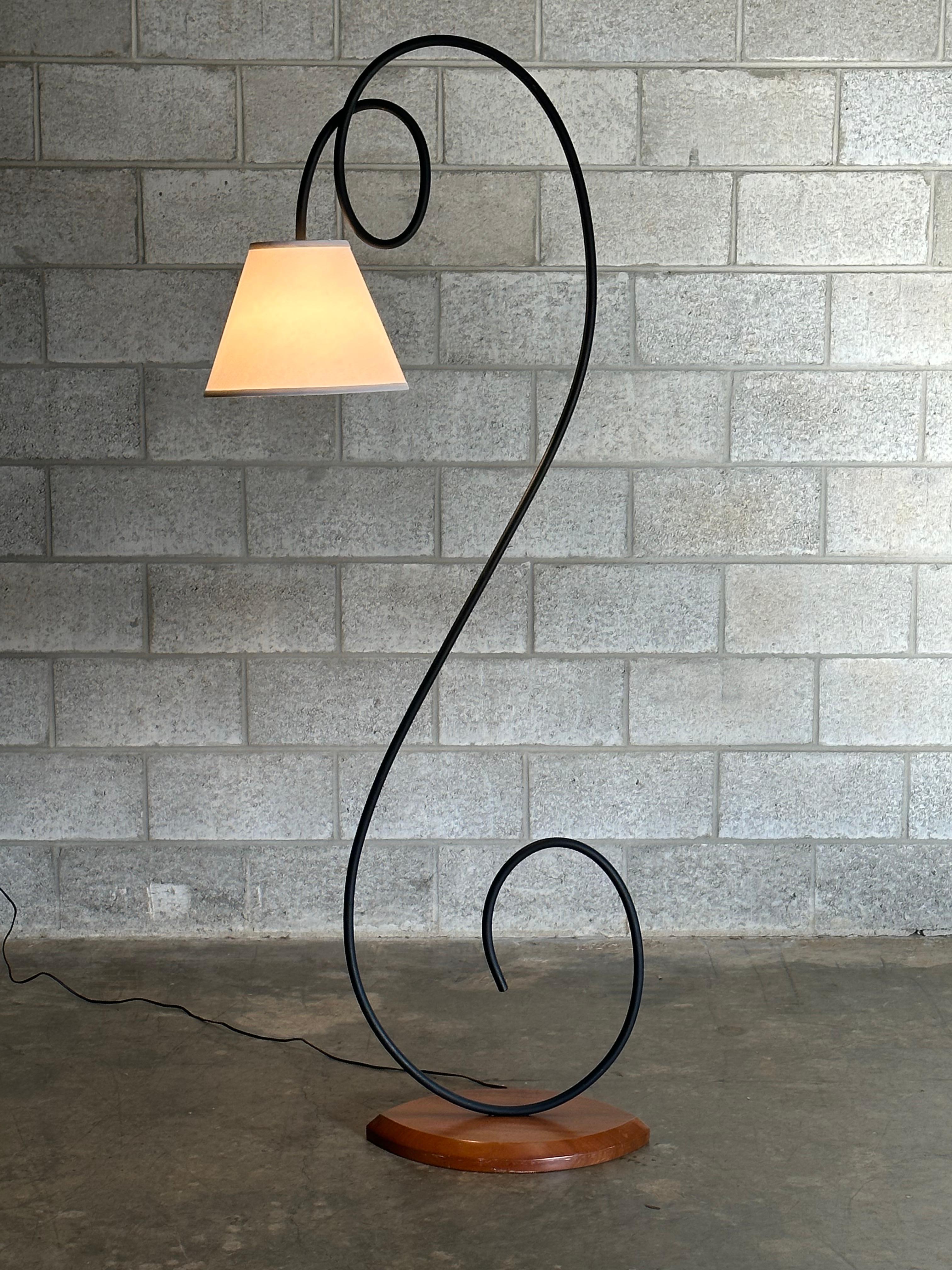 Fer Lampadaire postmoderne américain, fer courbé et bois en vente