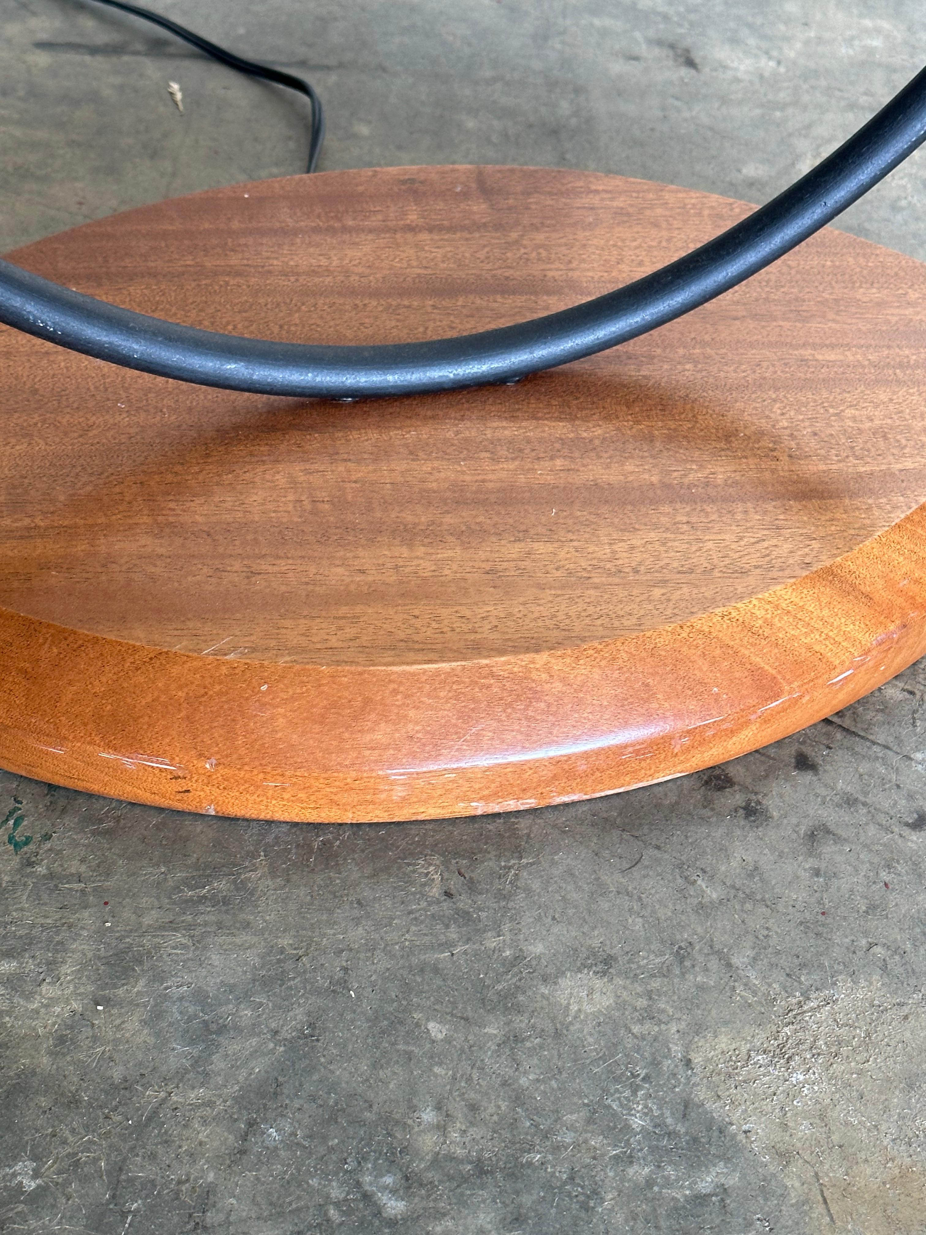 Lampadaire postmoderne américain, fer courbé et bois en vente 1