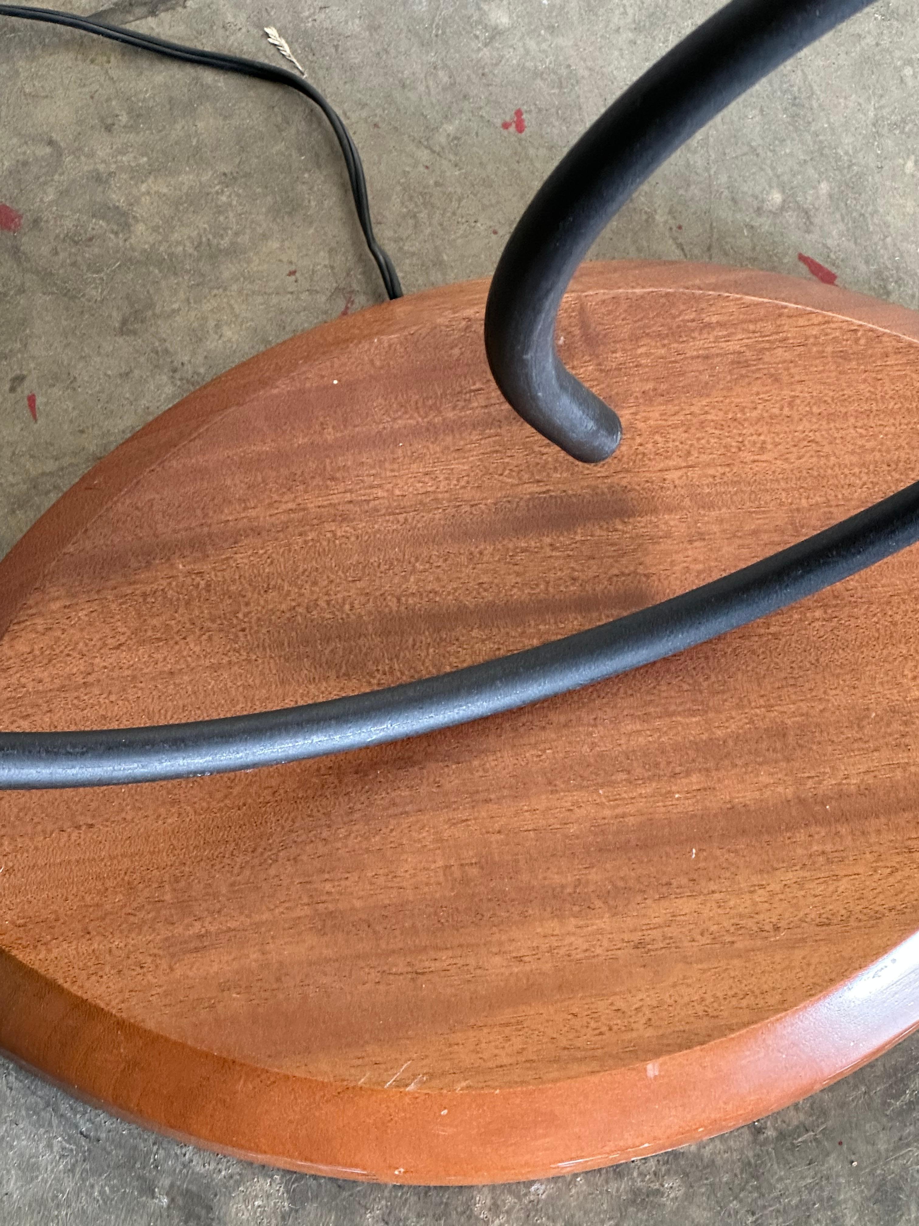 Lampadaire postmoderne américain, fer courbé et bois en vente 2