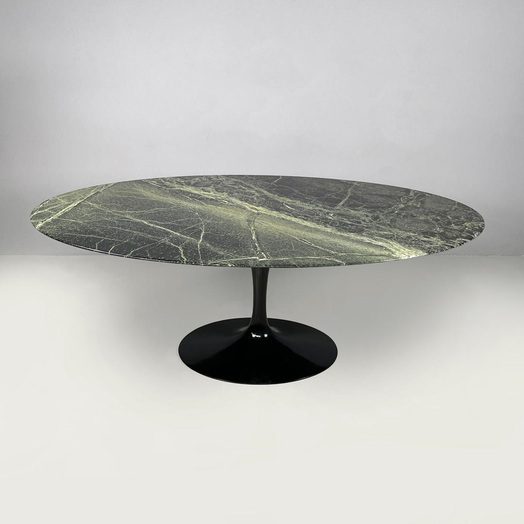 Amerikanischer postmoderner grüner Marmor-Esstisch Tulip Eero Saarinen Knoll 1980s
Esstisch Modell Tulip mit ovaler Platte aus grünem Marmor Alpi mit weißen Schlieren. Das Bein des Tisches hat einen runden Sockel aus schwarz lackiertem