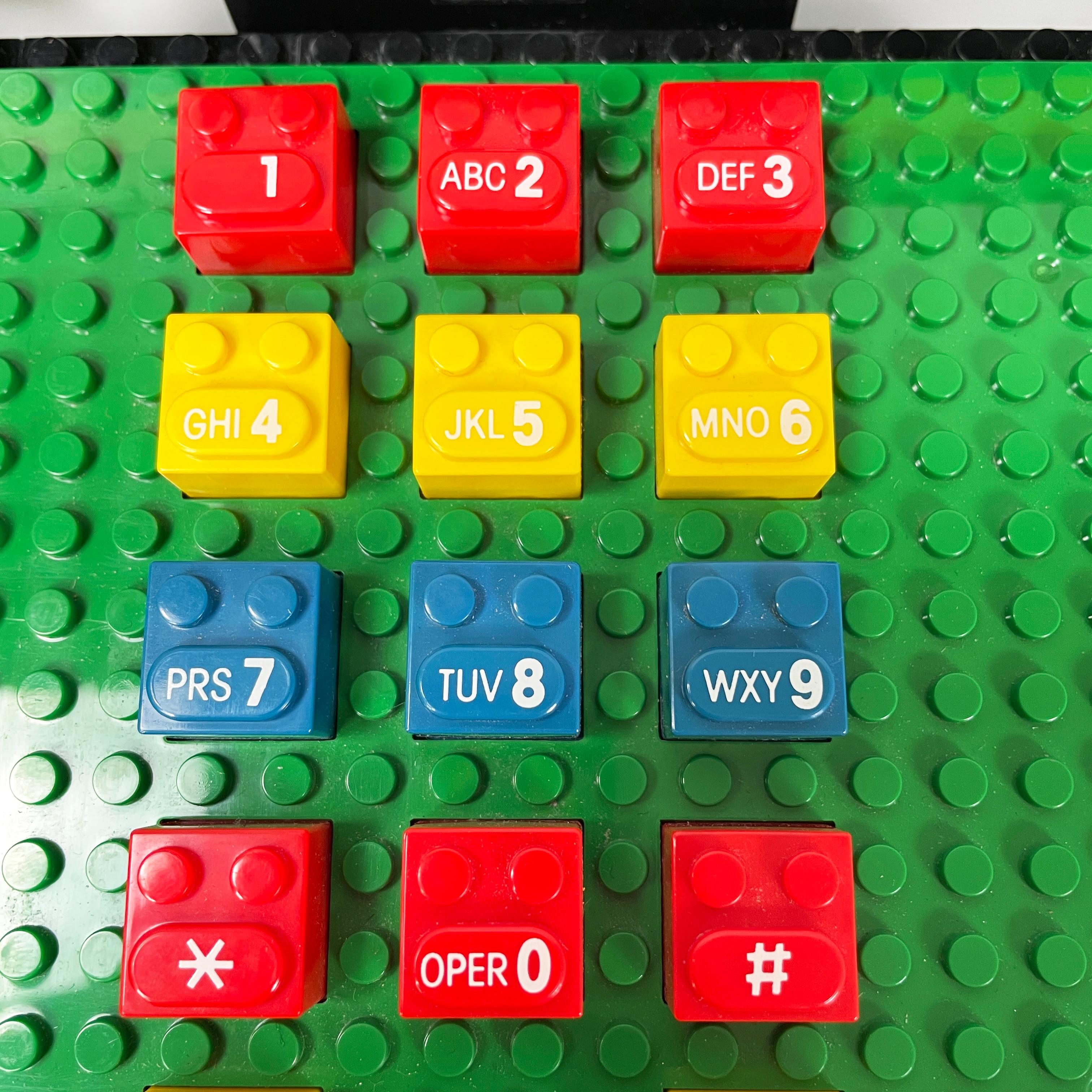 Téléphone de bureau postmoderne en plastique Lego de Tyco, années 1990 en vente 6
