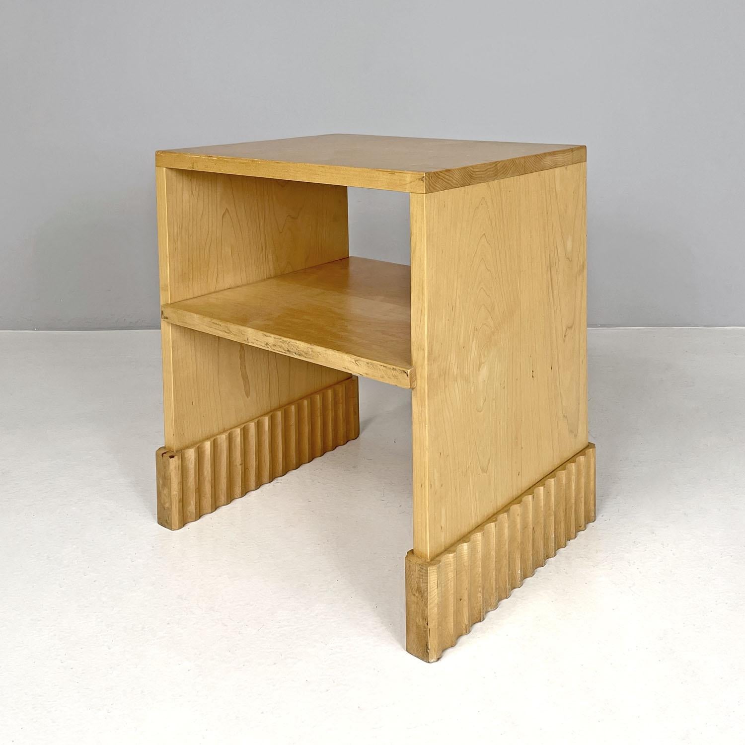 Amerikanischer postmoderner rechteckiger Couchtisch aus Holz von AQQ, 1990er Jahre
Couchtisch mit rechteckiger Holzplatte. In der Mitte der Struktur befindet sich ein Regal. Die beiden Beine, die die gleiche Länge wie die Spitze und die Struktur