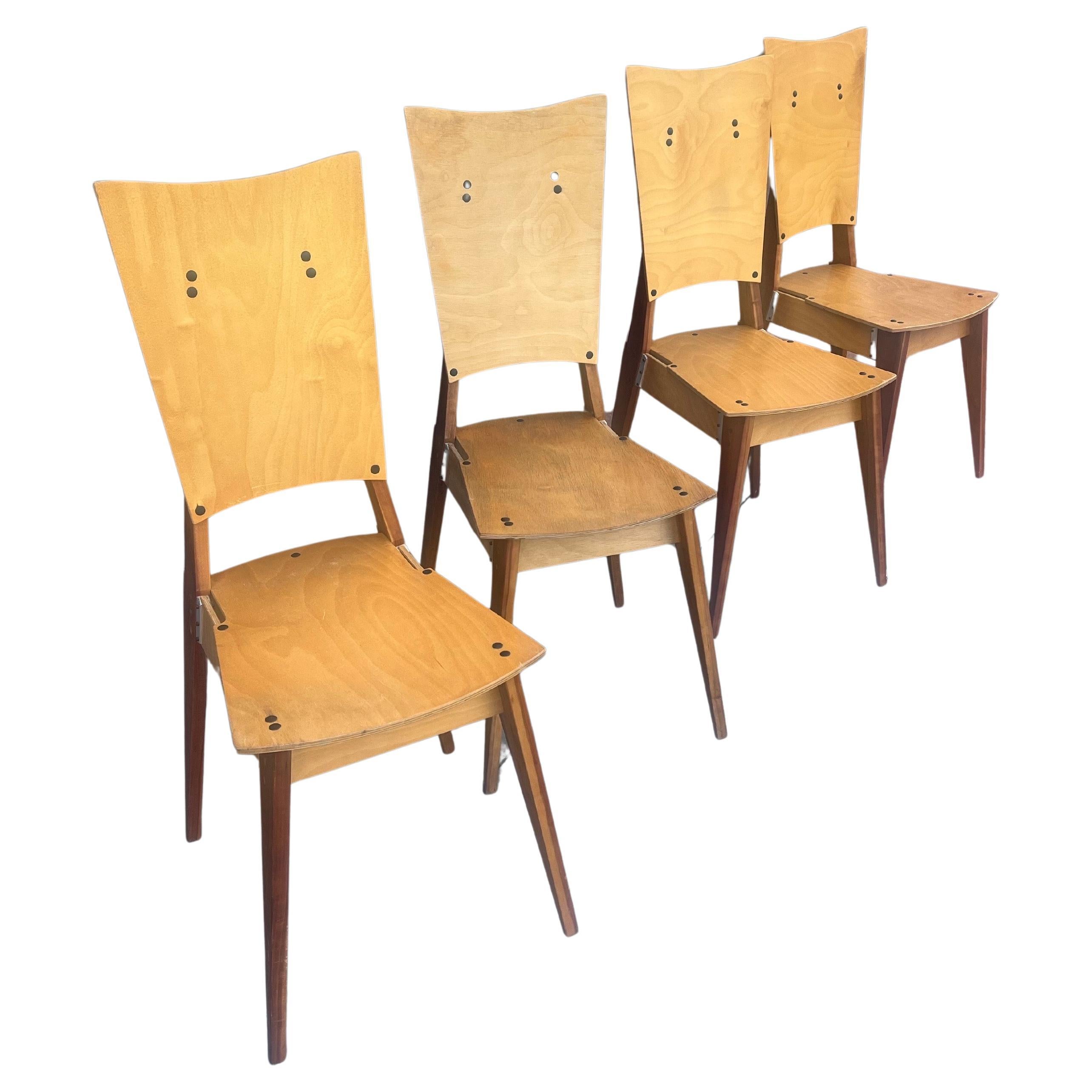 Ensemble de 4 chaises circa 2001 avec un design postmoderne par le Studio Castellan pour le studio Makea , fait de contreplaqué et de noyer léger et simple design unique , ensemble rare difficile à trouver .