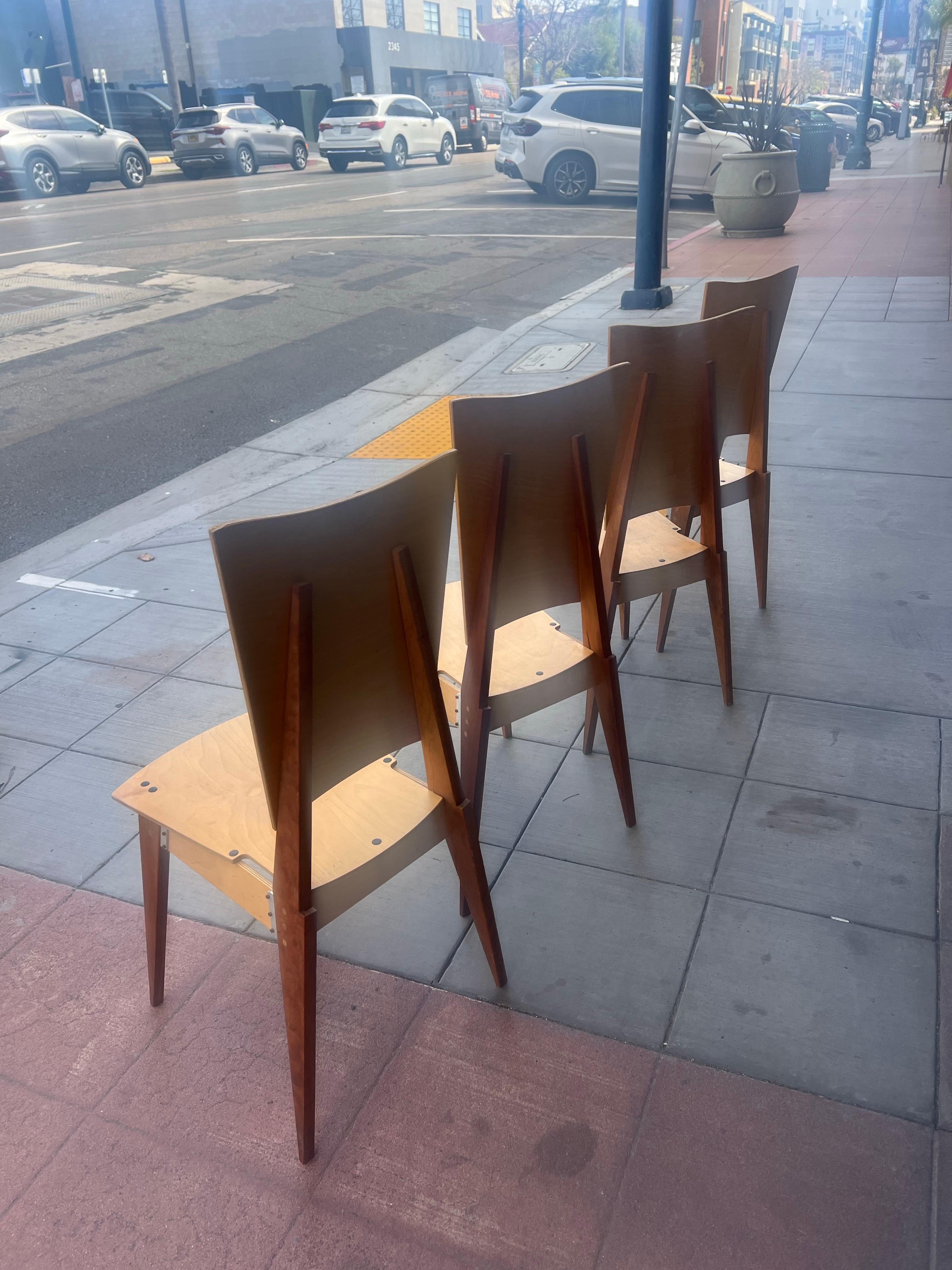 Postmoderne Ensemble postmoderne américain de 4 chaises de salle à manger conçu par le Studio Castellan en vente