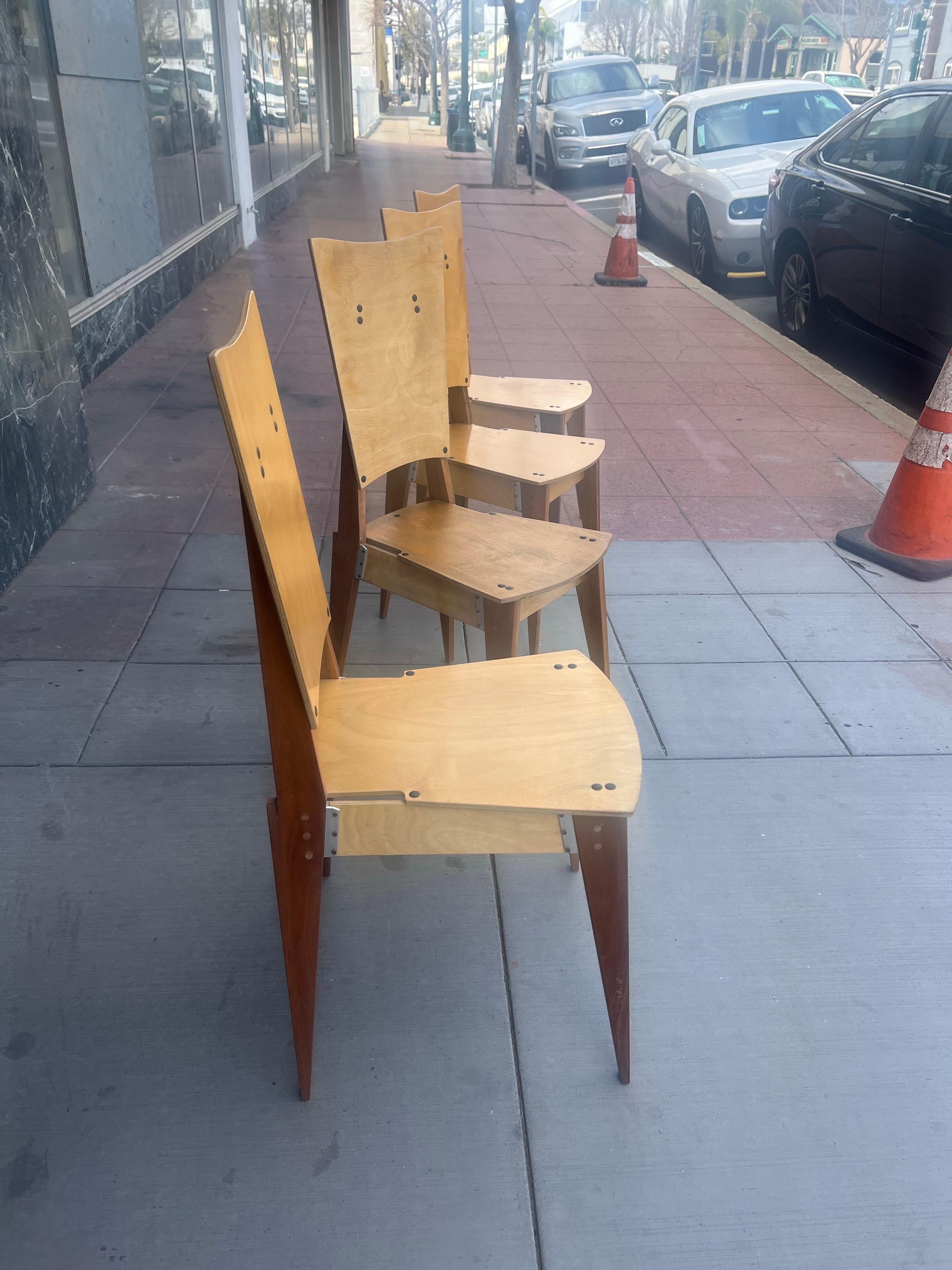 Américain Ensemble postmoderne américain de 4 chaises de salle à manger conçu par le Studio Castellan en vente