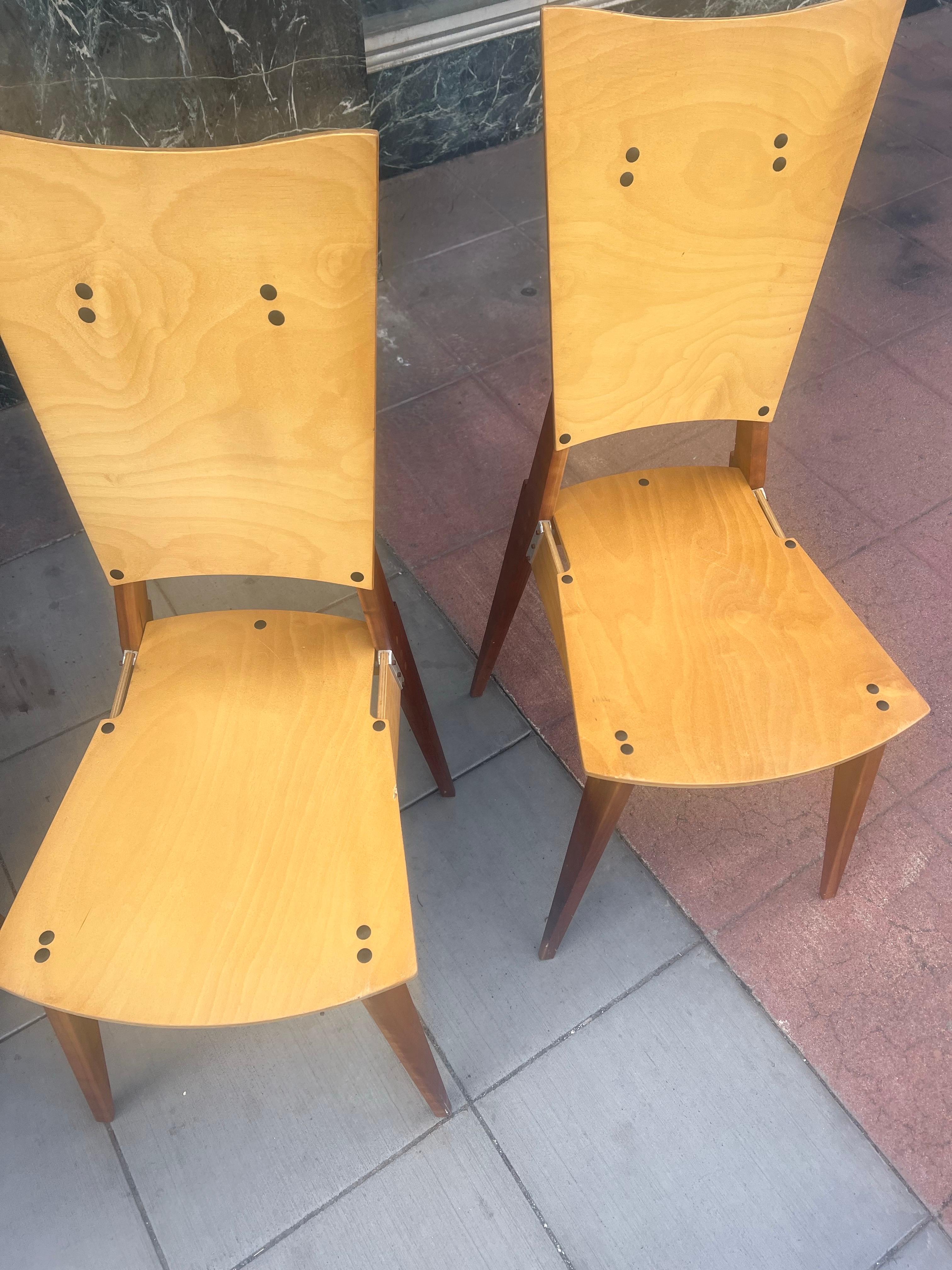 Ensemble postmoderne américain de 4 chaises de salle à manger conçu par le Studio Castellan Bon état - En vente à San Diego, CA