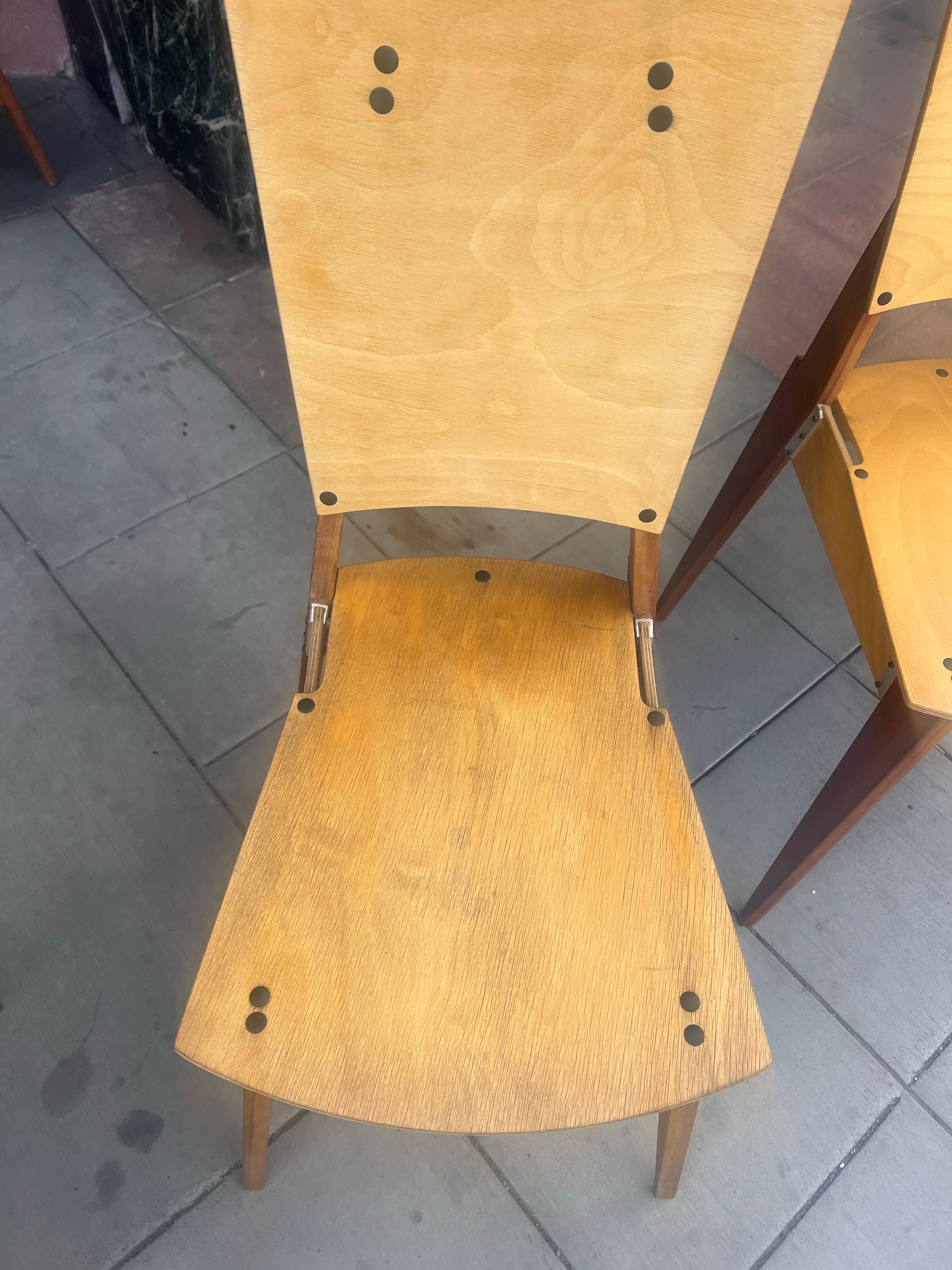 20ième siècle Ensemble postmoderne américain de 4 chaises de salle à manger conçu par le Studio Castellan en vente
