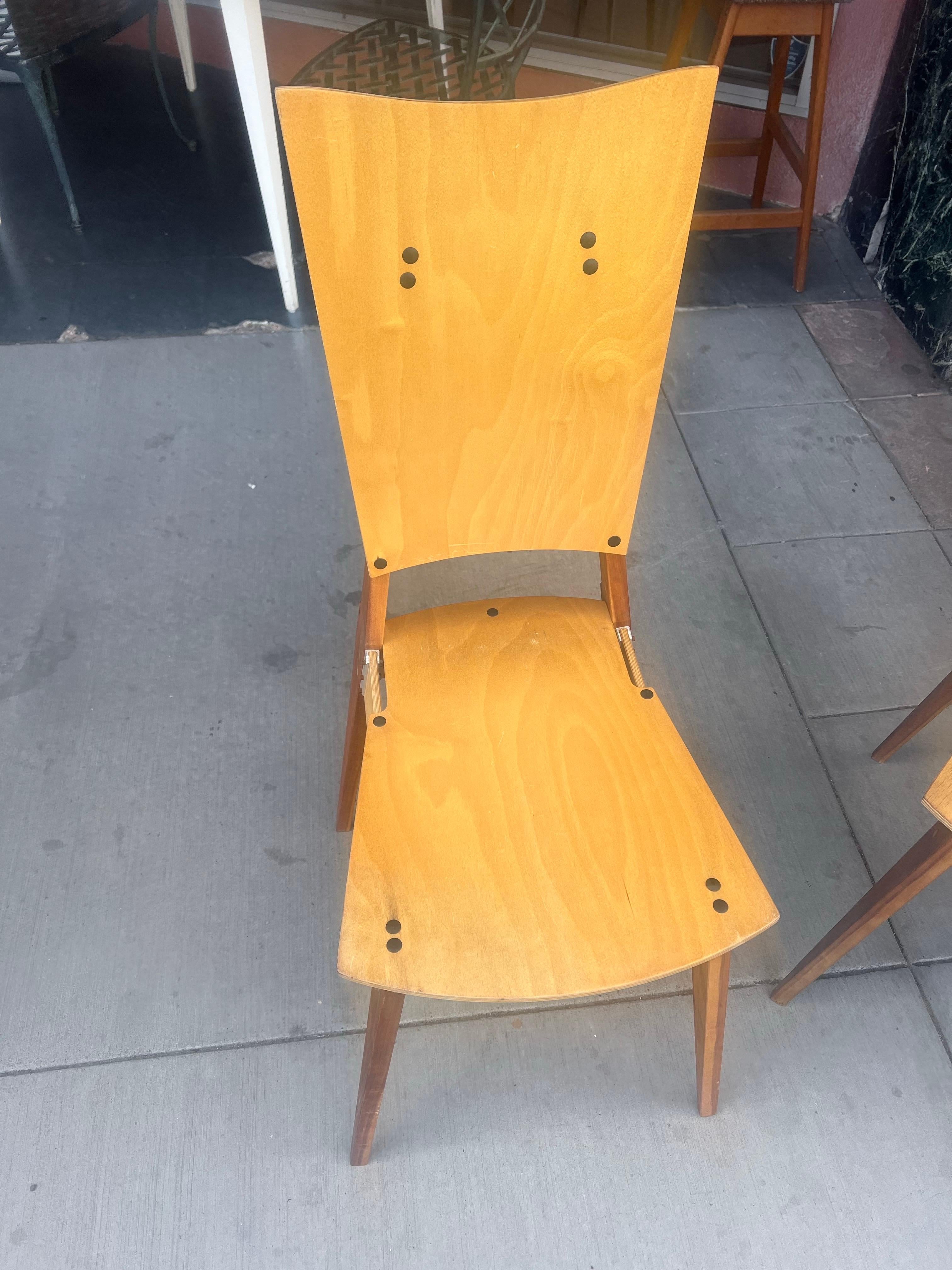 Noyer Ensemble postmoderne américain de 4 chaises de salle à manger conçu par le Studio Castellan en vente