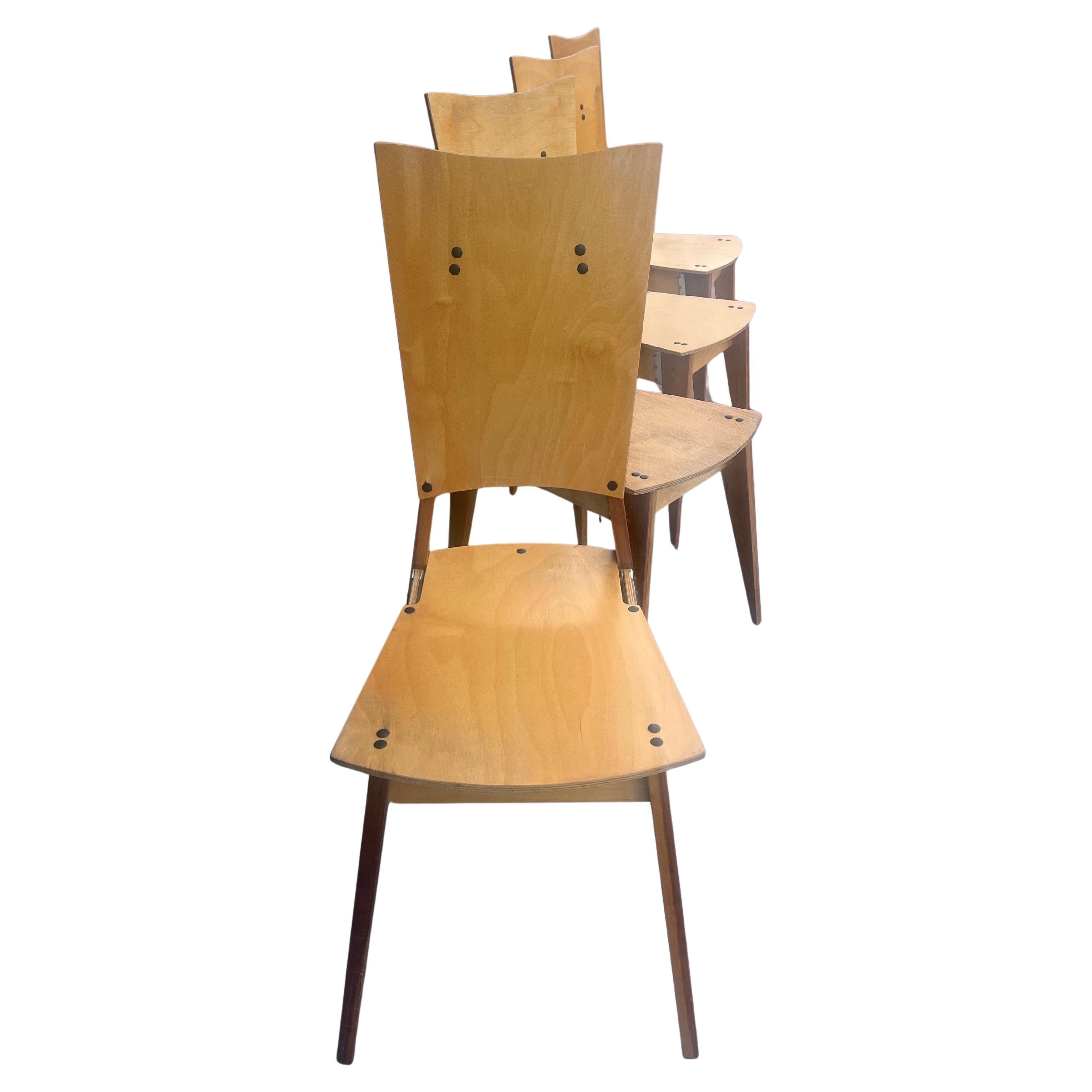 Ensemble postmoderne américain de 4 chaises de salle à manger conçu par le Studio Castellan