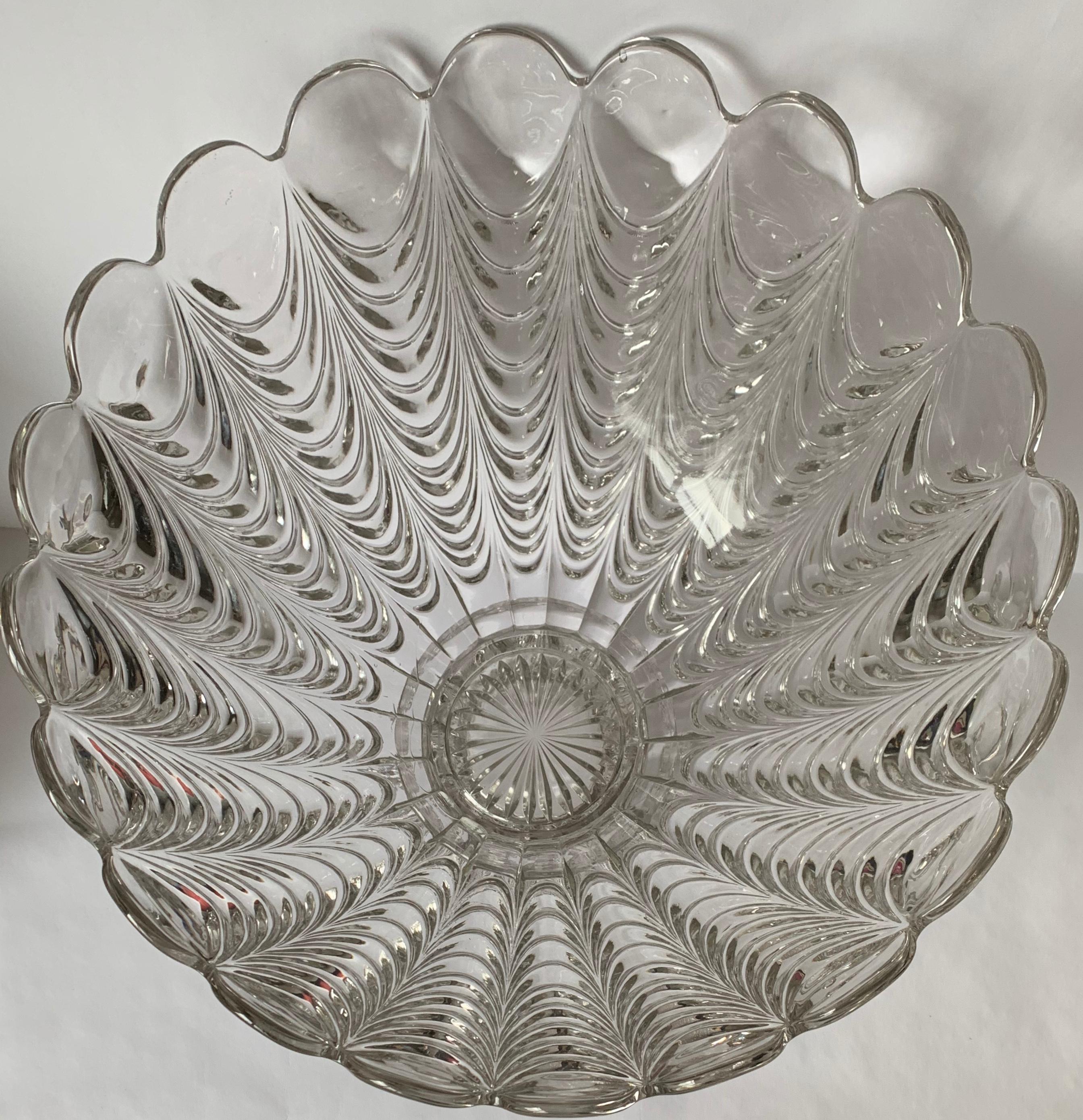 Ponchera de vidrio prensado americano con motivo de pavo real sobre soporte clásico estadounidense en venta